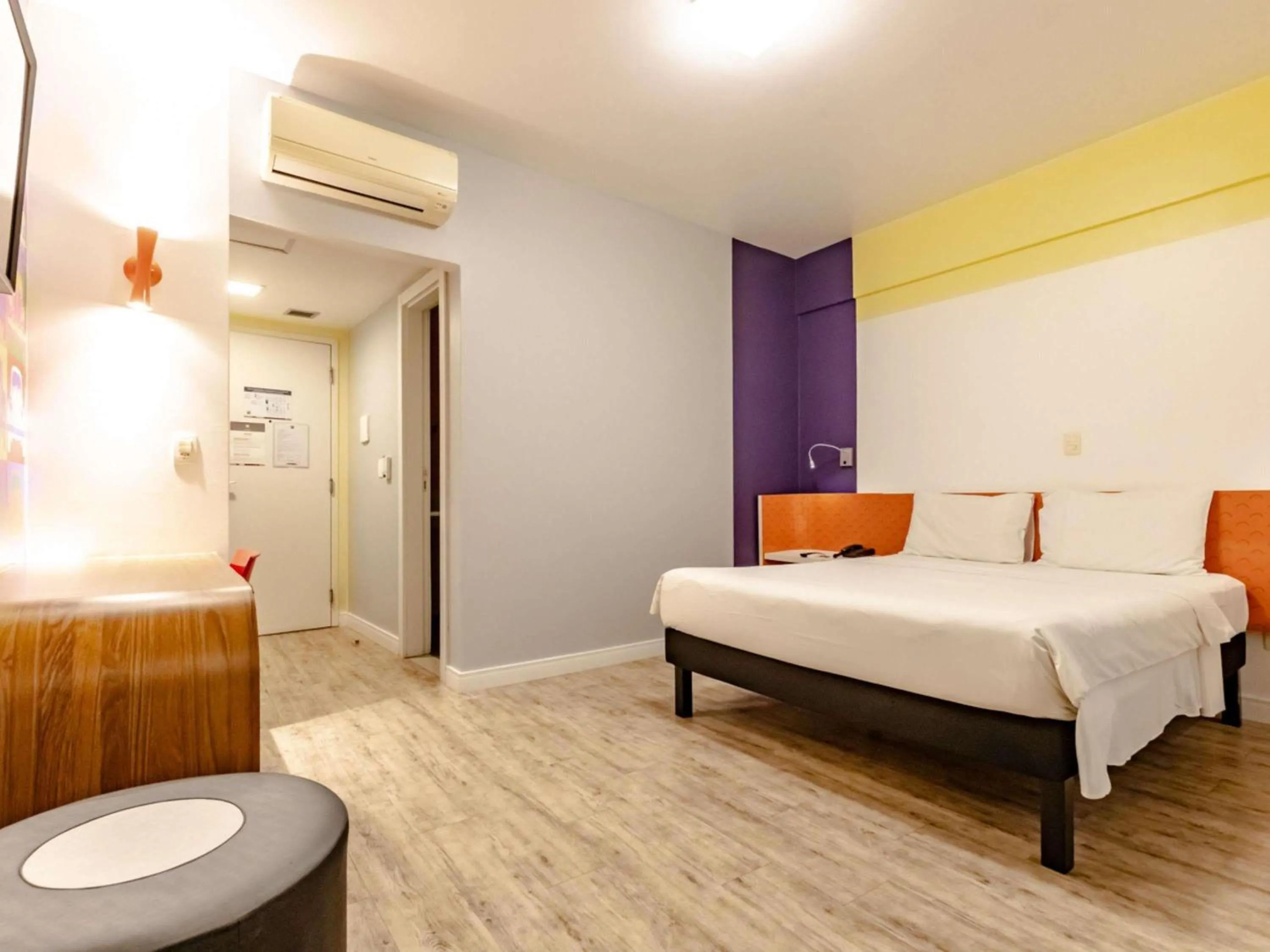 Bedroom, Bed in Ibis Styles Balneário Camboriú - 1 Quadra do Mar