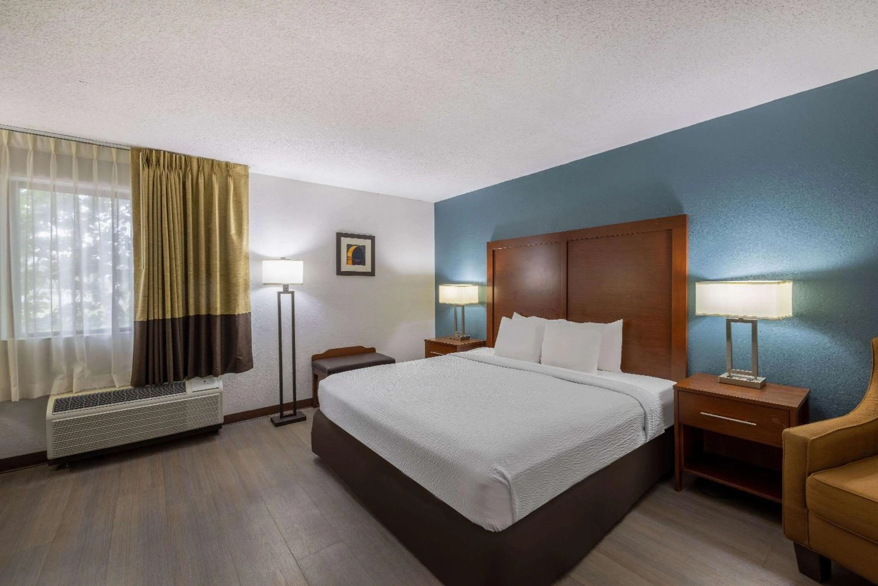 Photo of the whole room in Travelodge by Wyndham Brooklyn Center