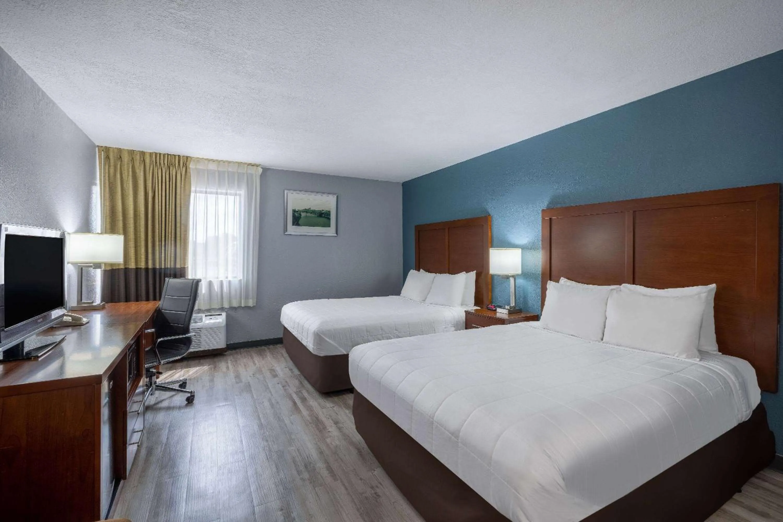 Photo of the whole room in Travelodge by Wyndham Brooklyn Center