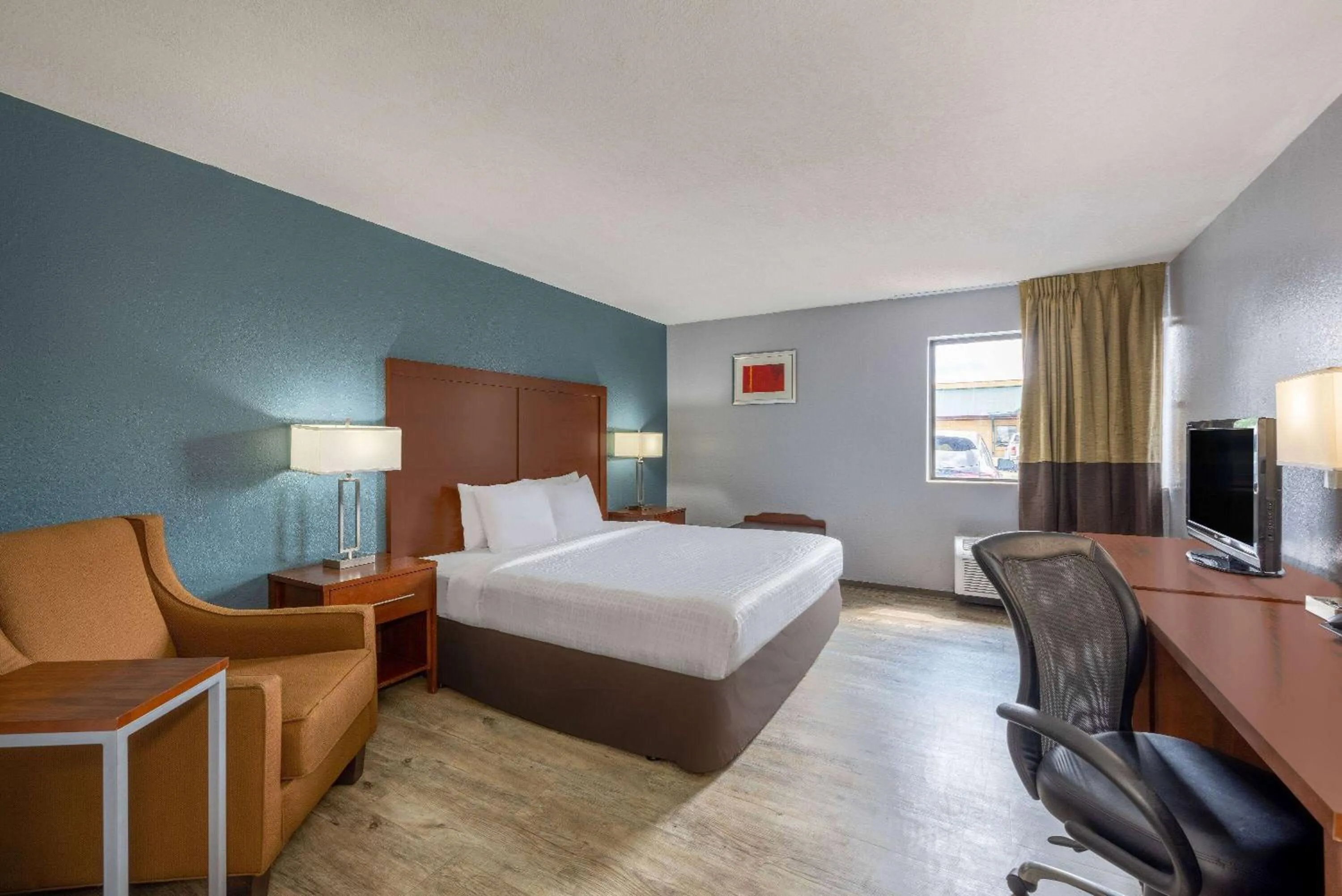 Photo of the whole room in Travelodge by Wyndham Brooklyn Center