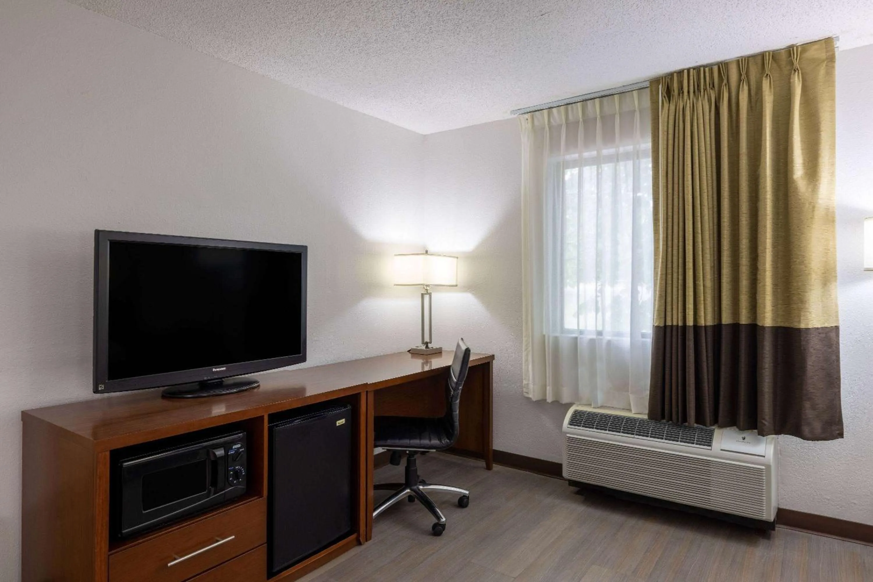 Photo of the whole room in Travelodge by Wyndham Brooklyn Center