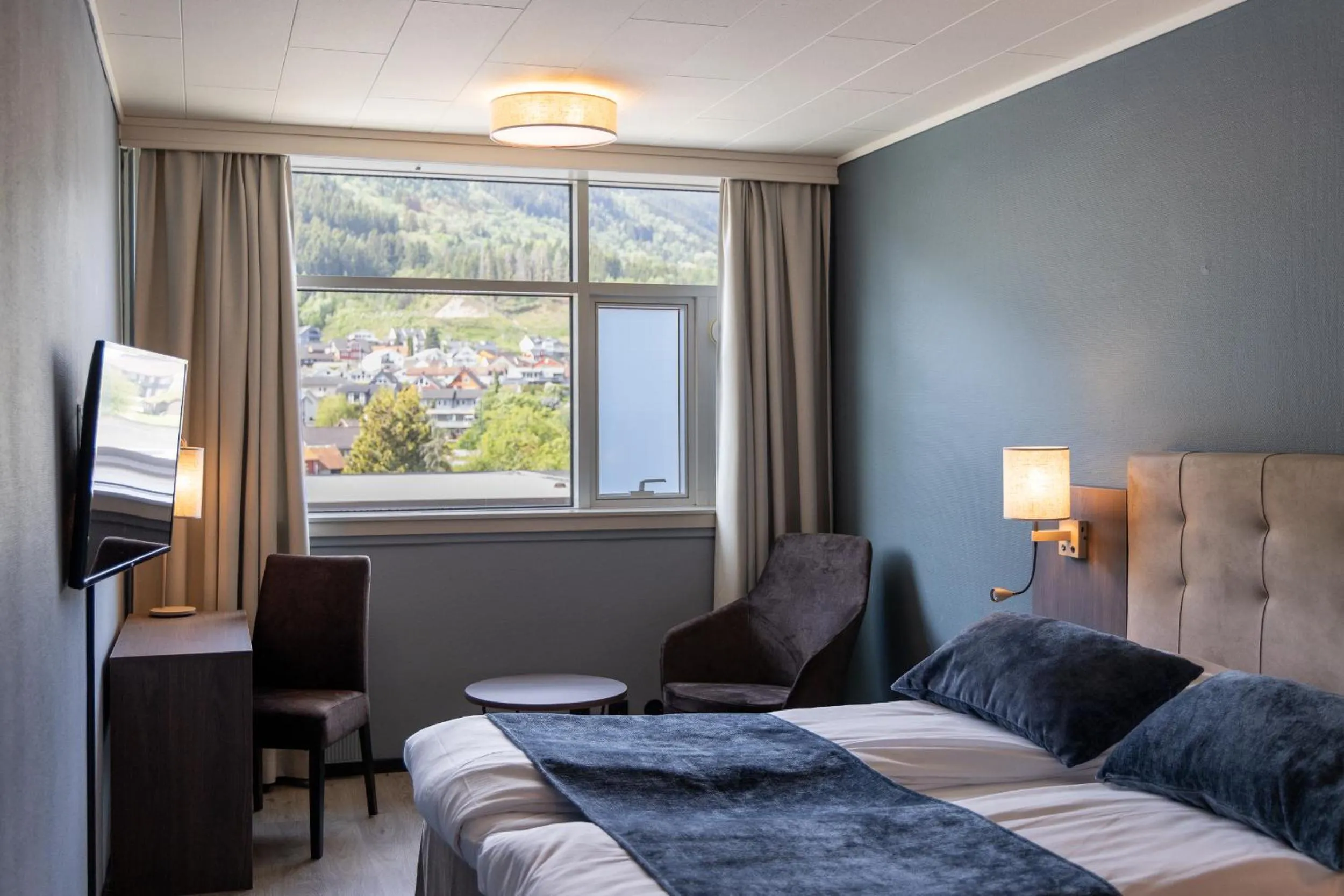 Property building, Bed in Quality Hotel Sogndal