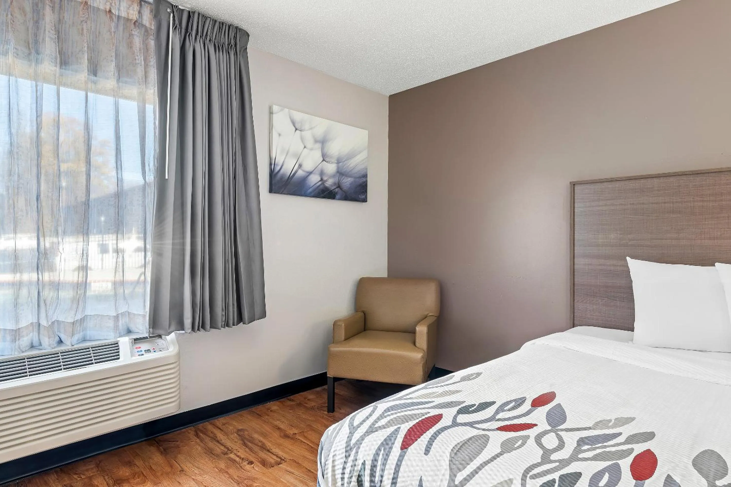 Bedroom, Bed in Red Roof Inn Charlotte - University