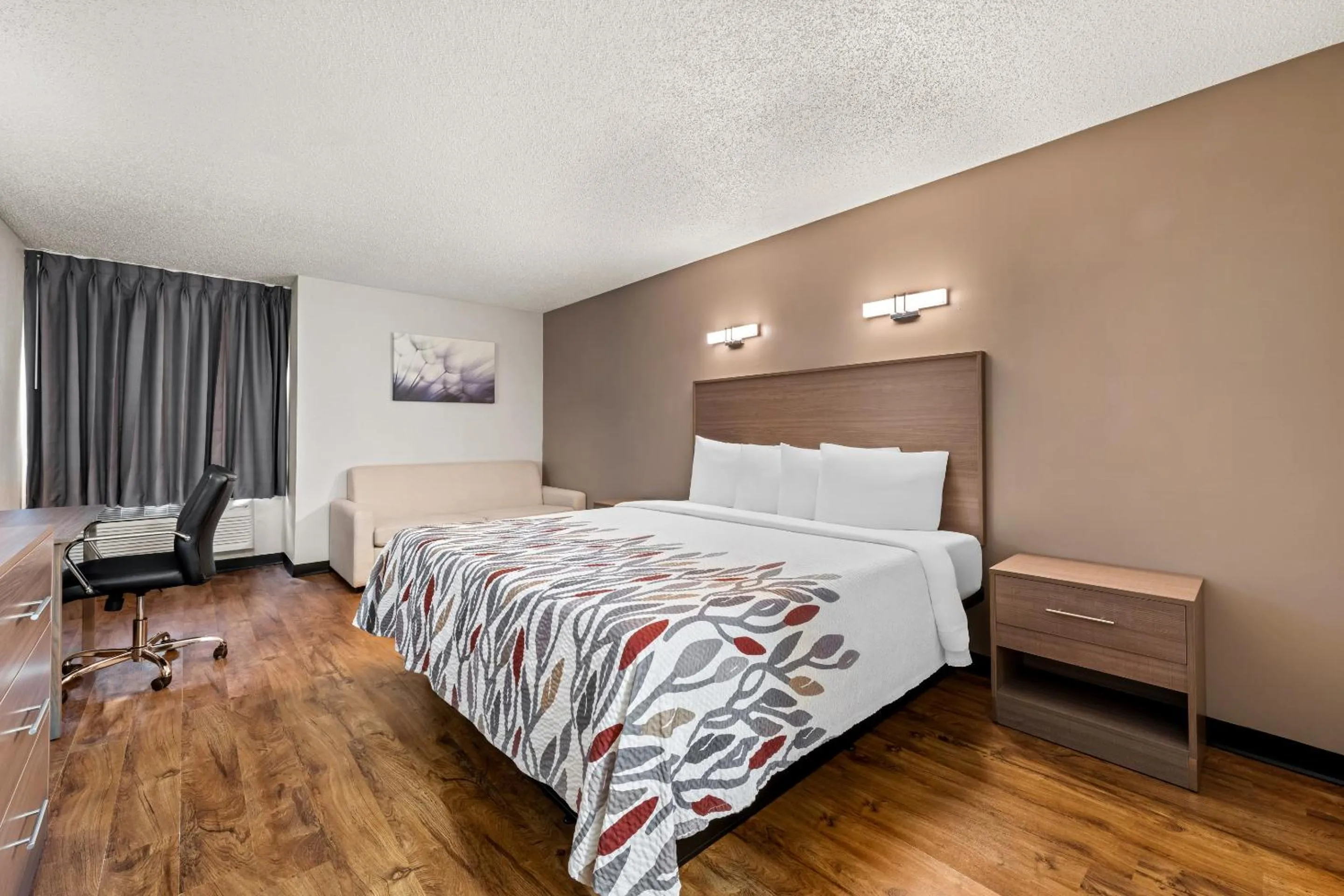 Bedroom, Bed in Red Roof Inn Charlotte - University