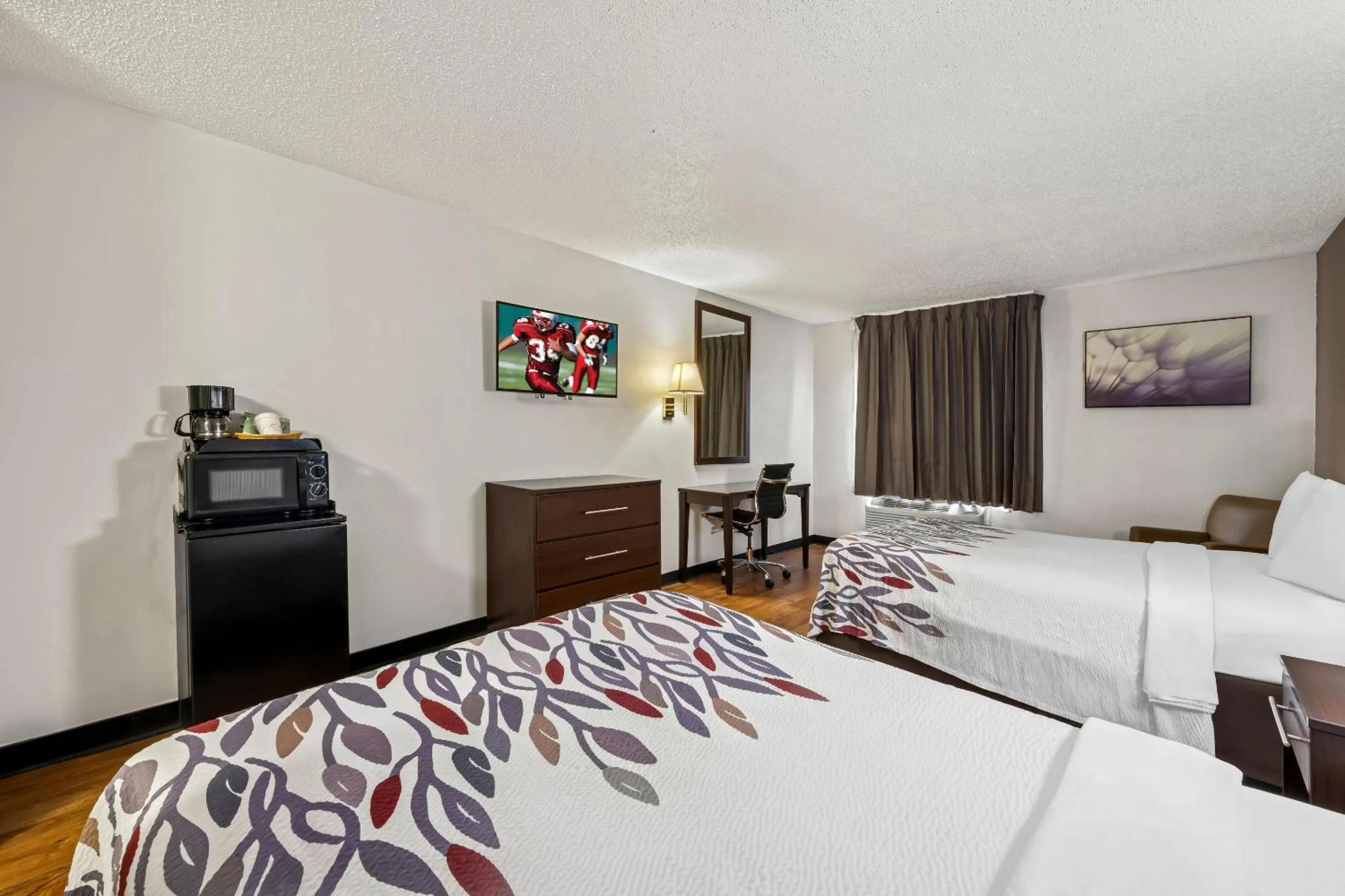 Photo of the whole room, Bed in Red Roof Inn Charlotte - University