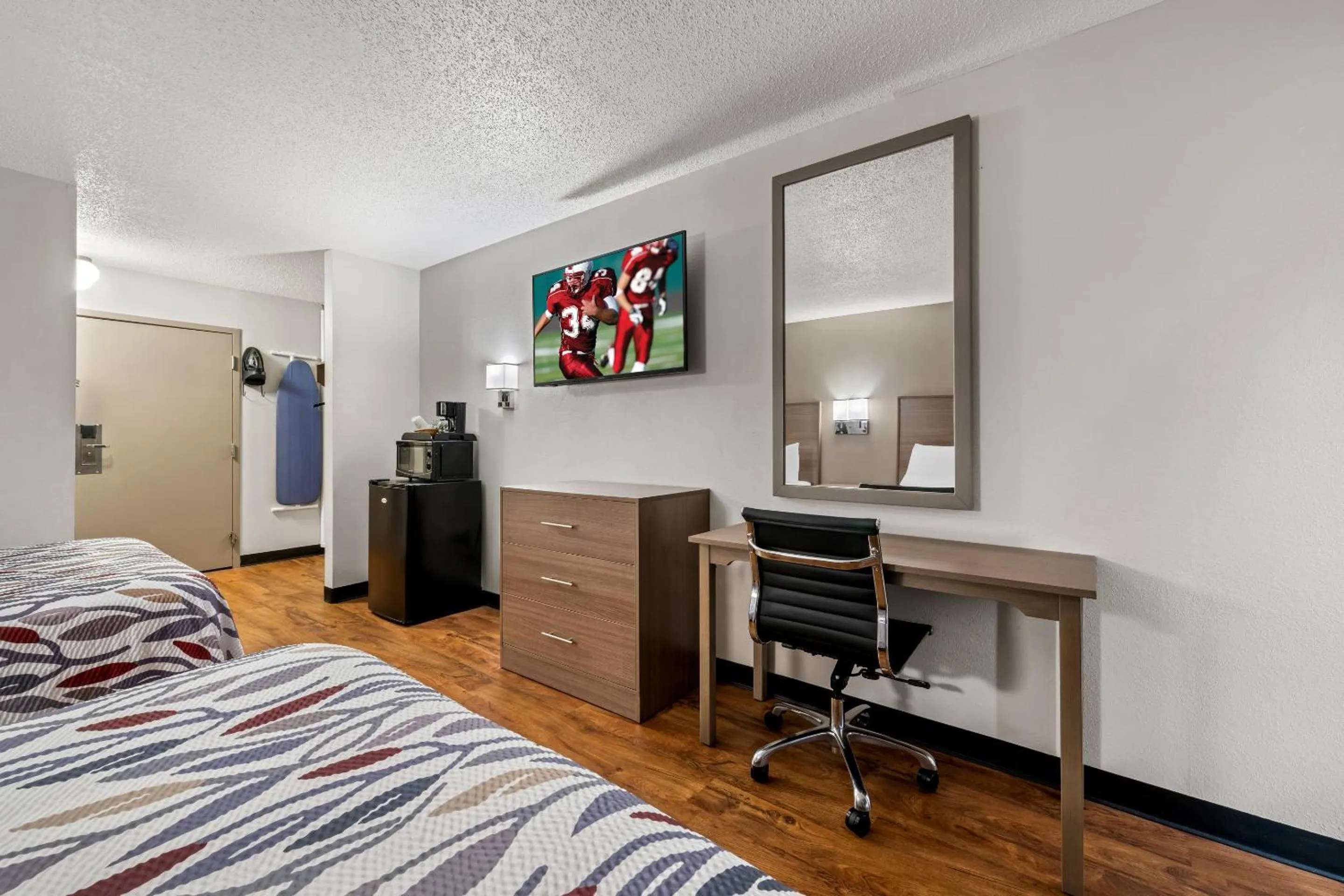 Photo of the whole room, Bed in Red Roof Inn Charlotte - University