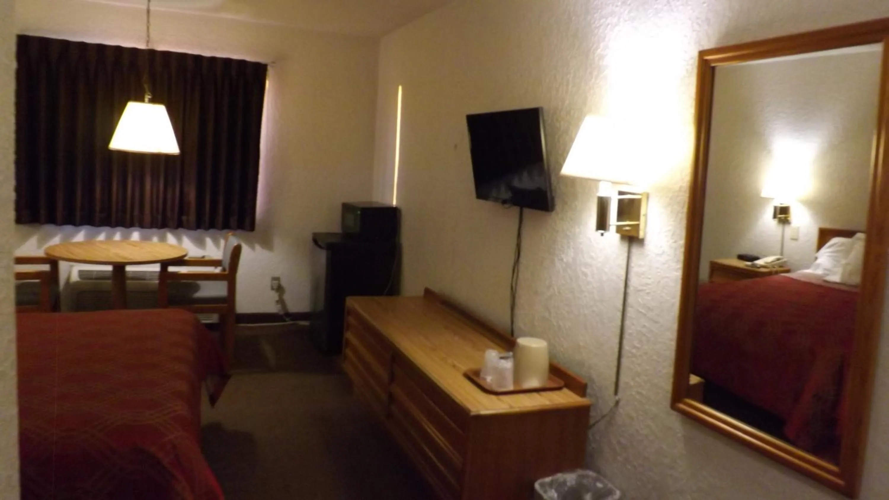 Photo of the whole room, Bed in KCI Lodge