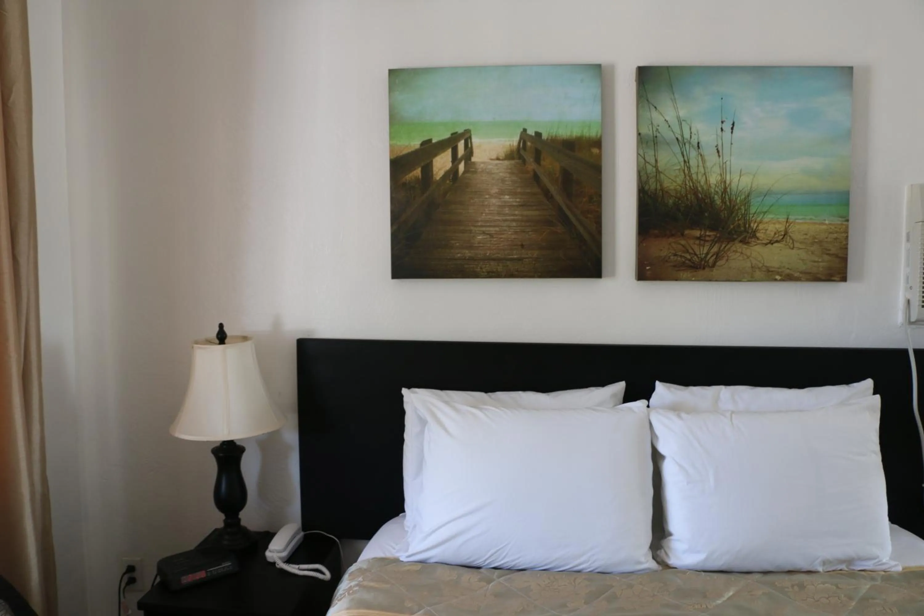 Bed in Breakaway Inn Guest House