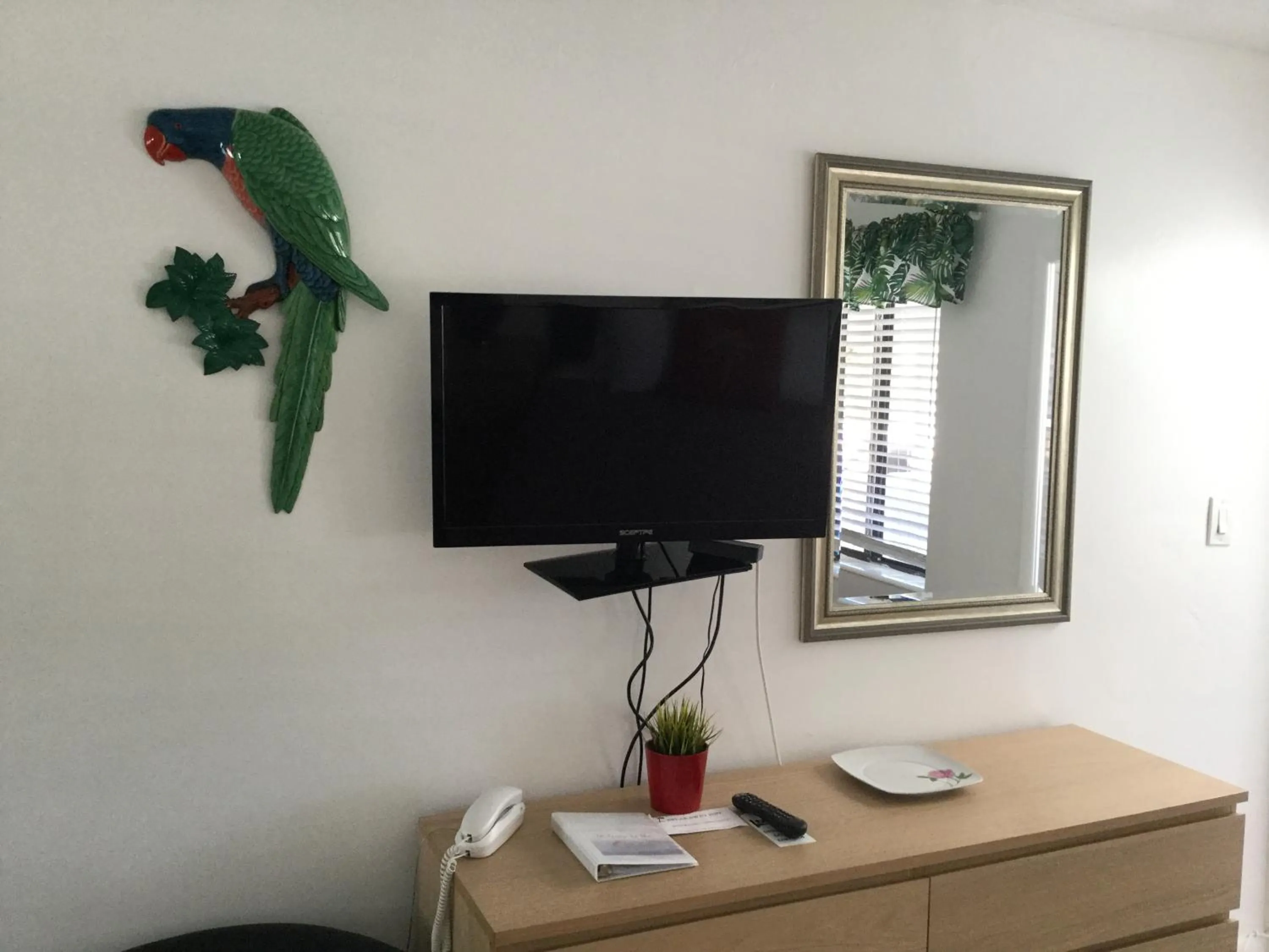 TV and multimedia in Breakaway Inn Guest House