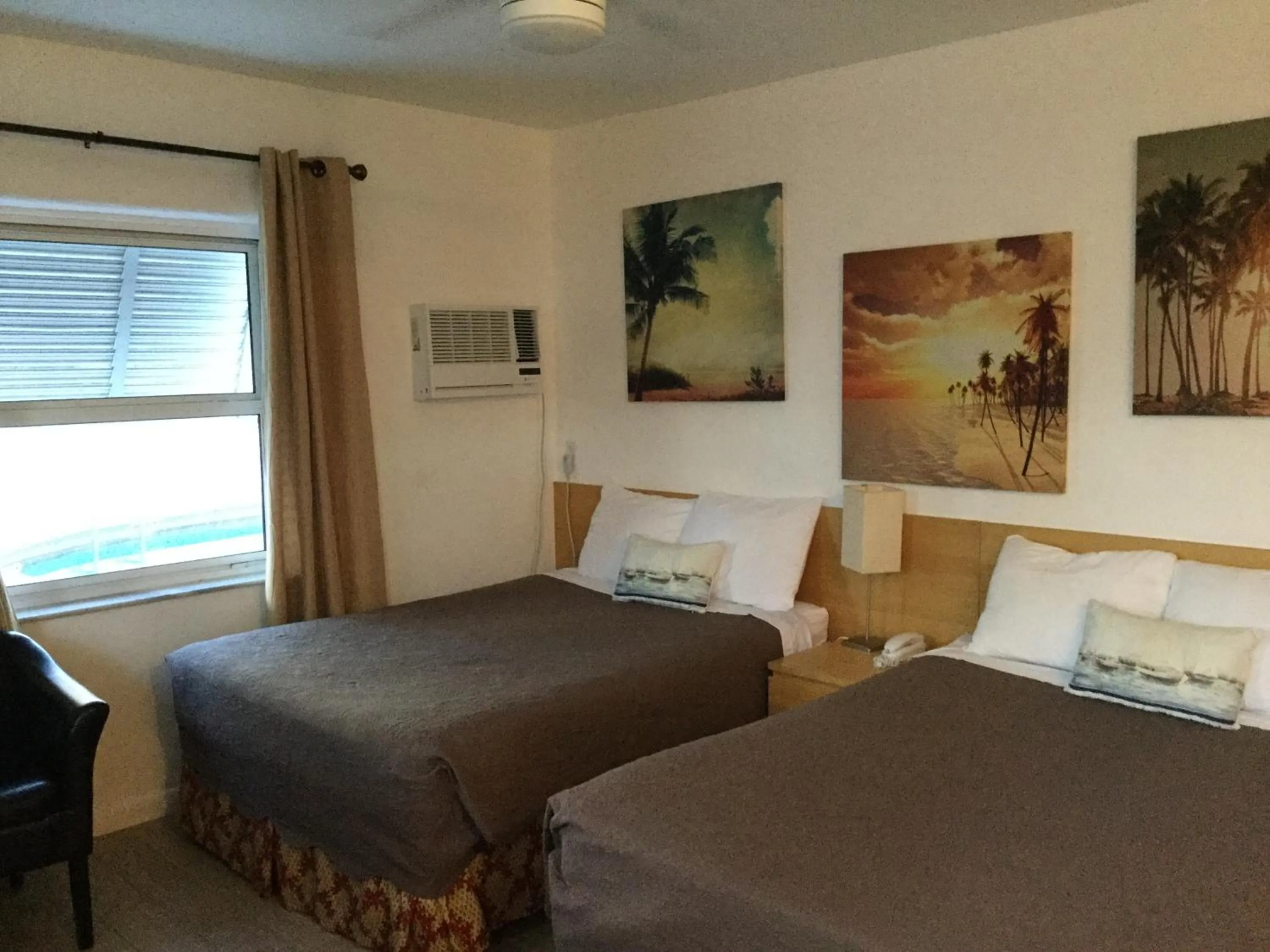 Bed in Breakaway Inn Guest House