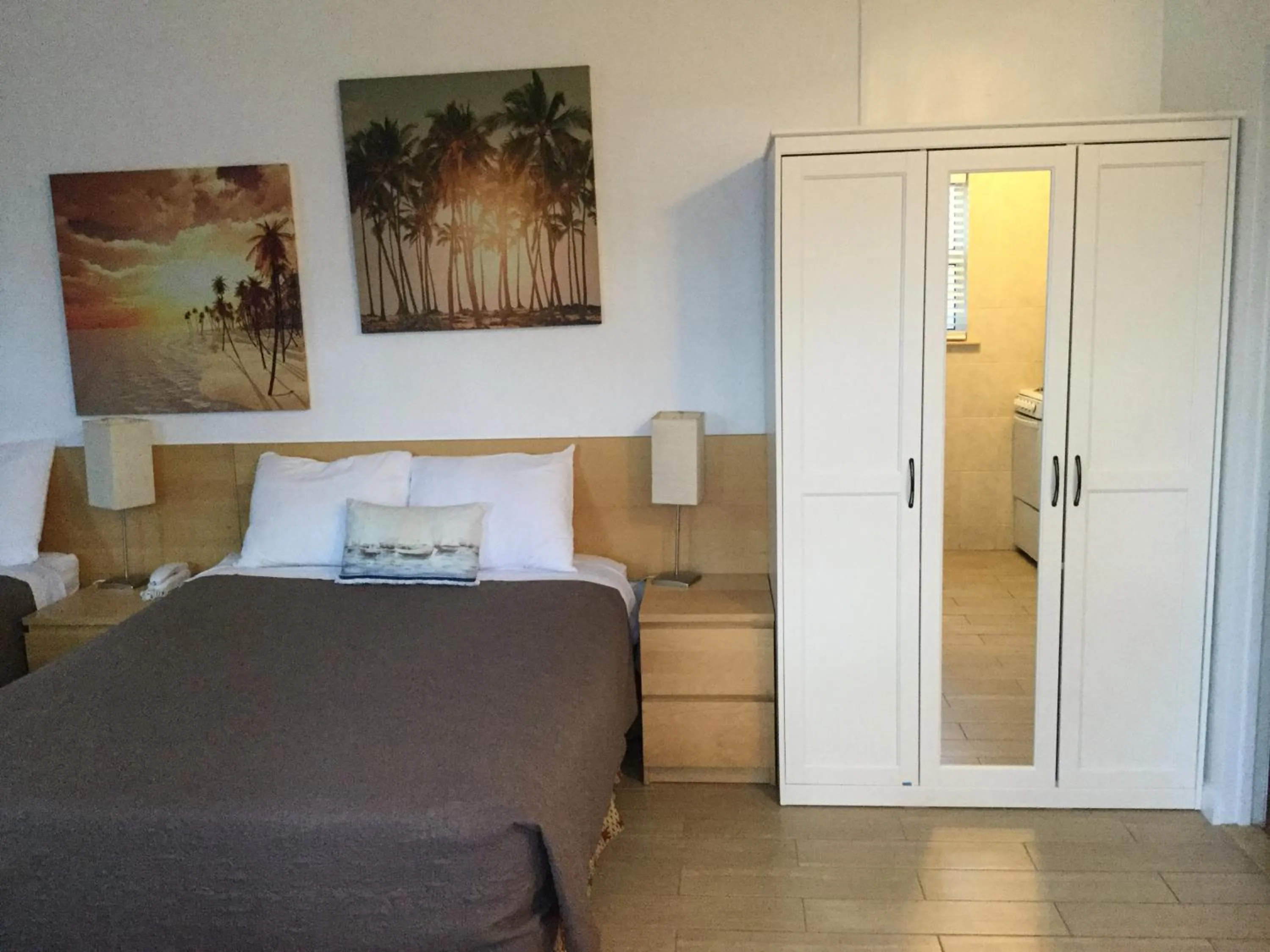 Photo of the whole room, Bed in Breakaway Inn Guest House