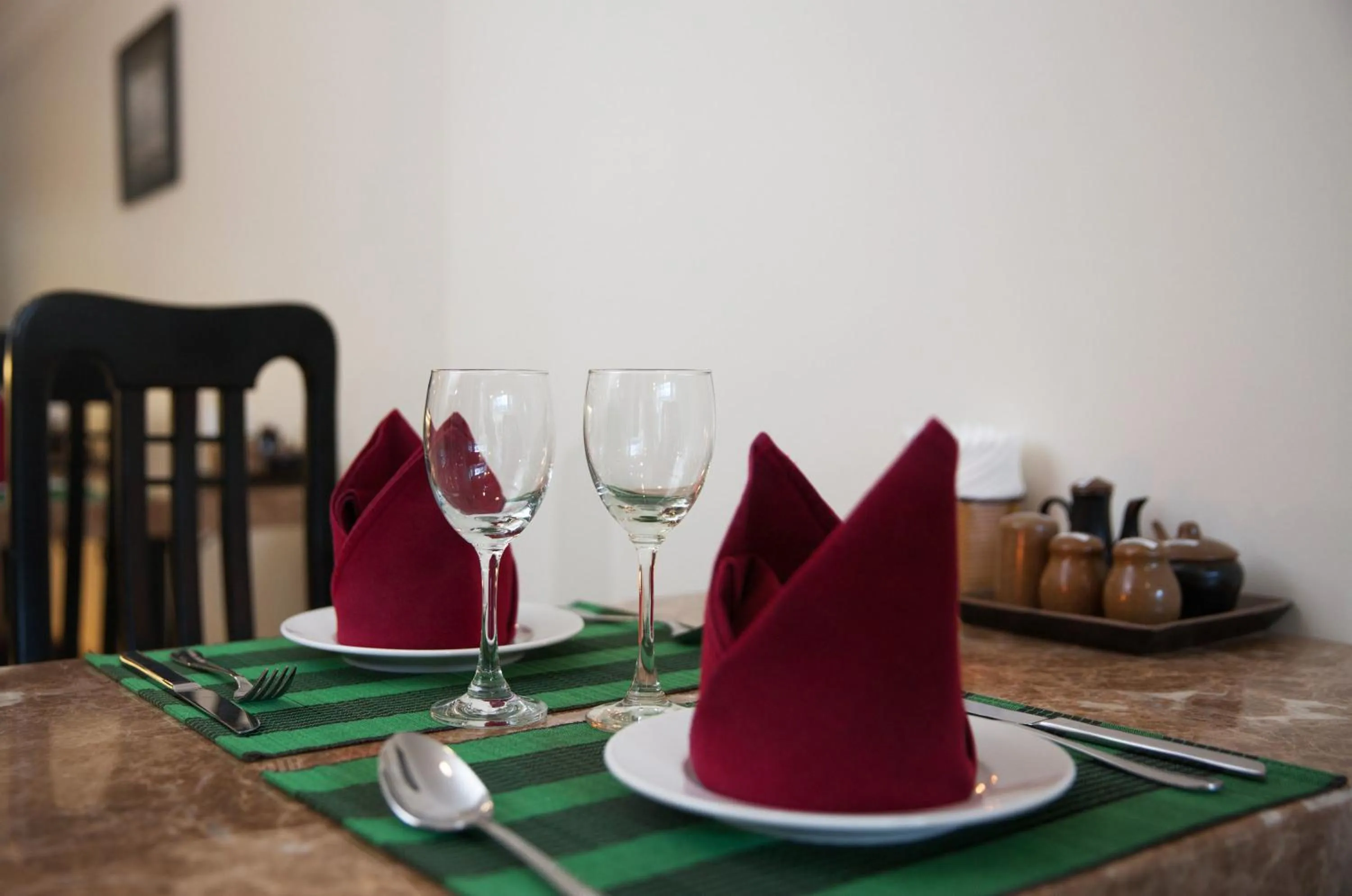 Restaurant/places to eat in Serenity Villa Hotel