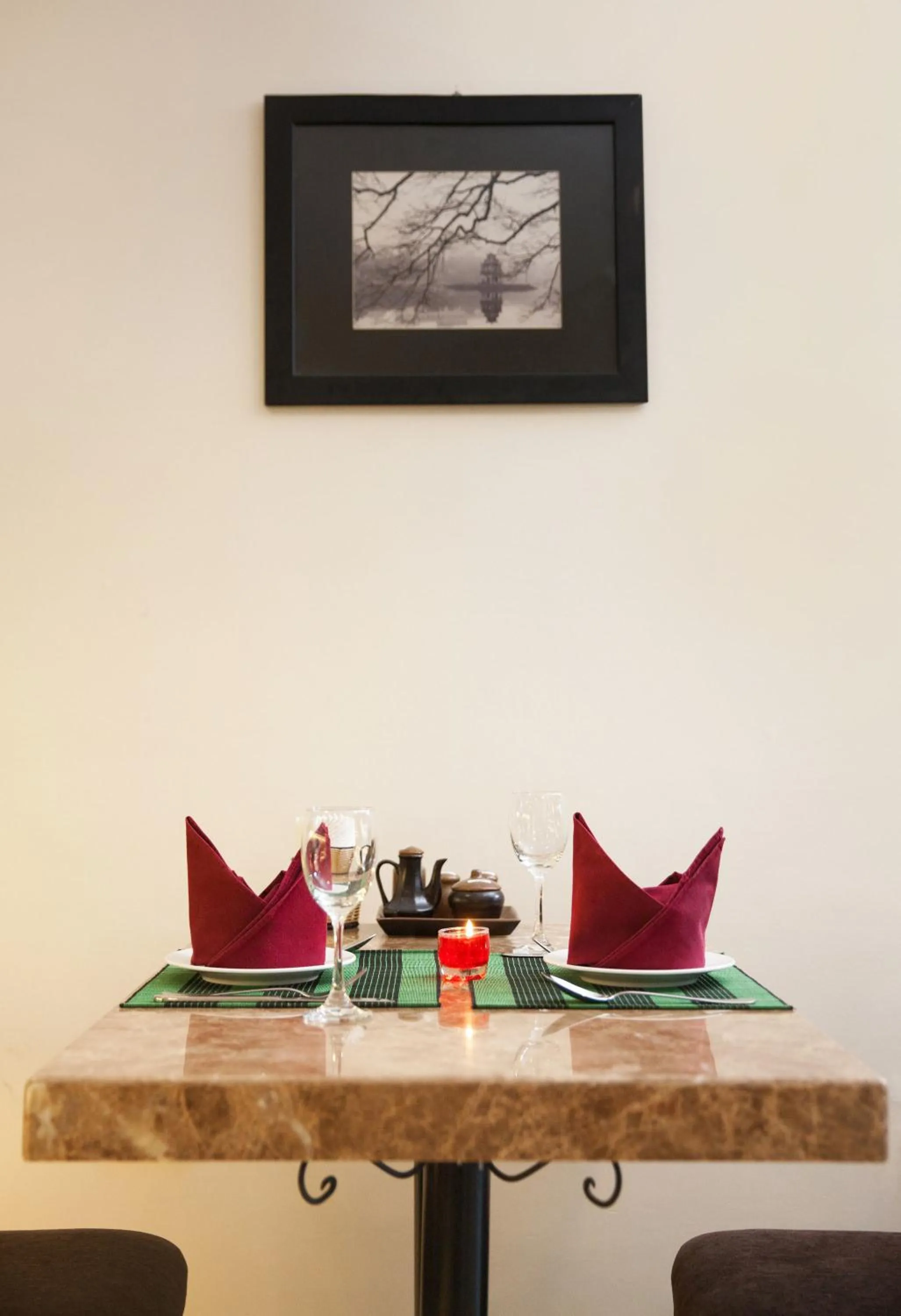 Restaurant/places to eat in Serenity Villa Hotel