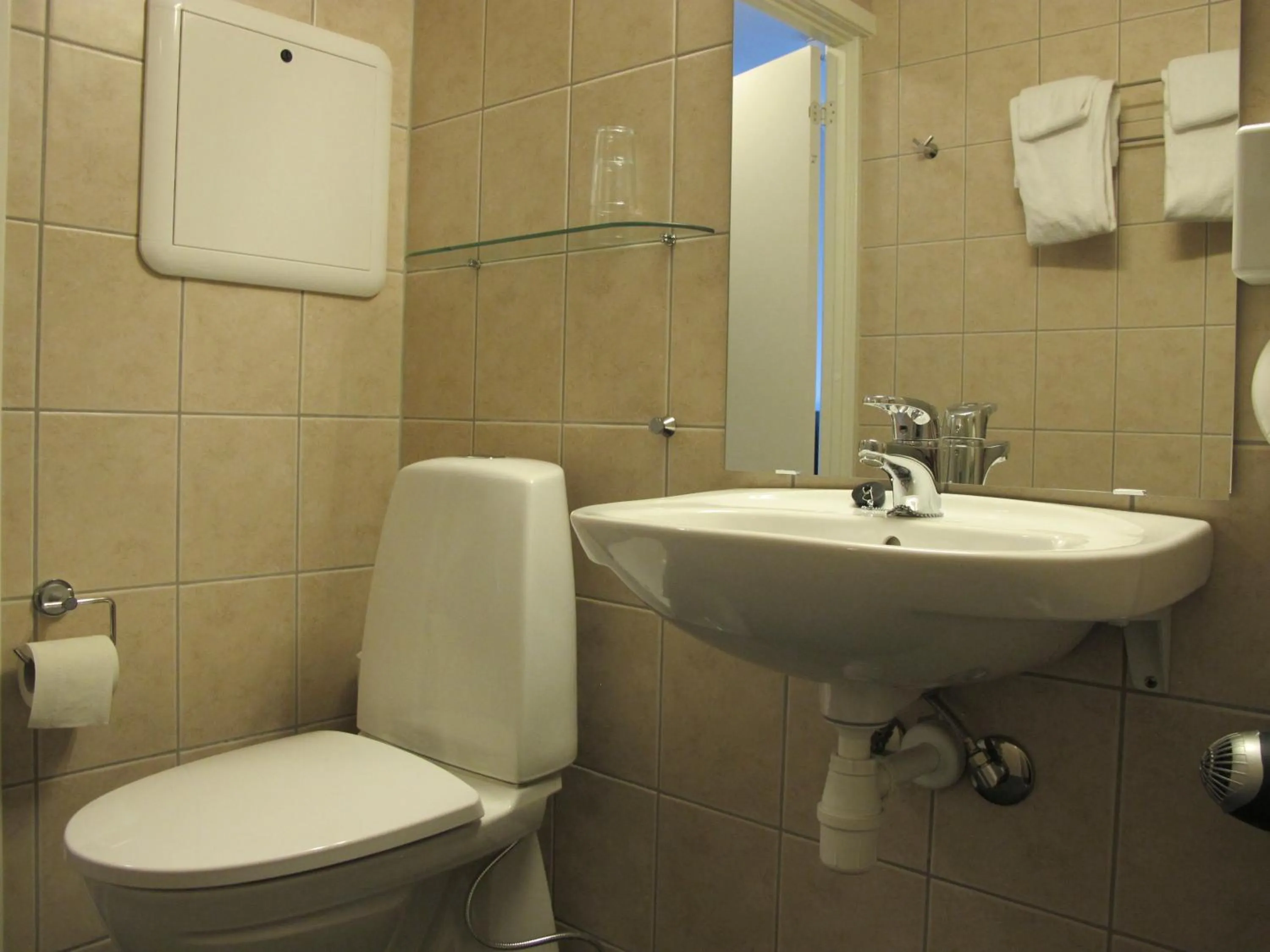 Toilet in Chesterfield Hotel