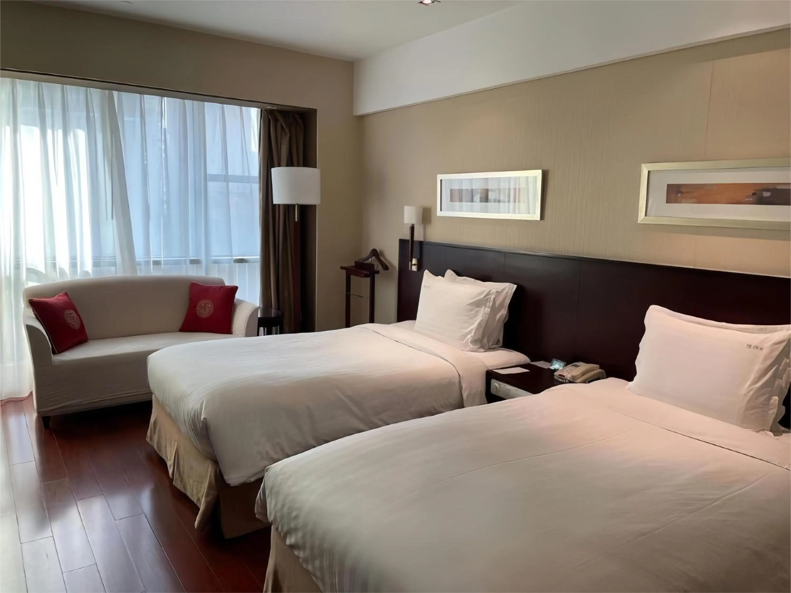 Photo of the whole room, Bed in Holiday Inn Shanghai Pudong Nanpu by IHG