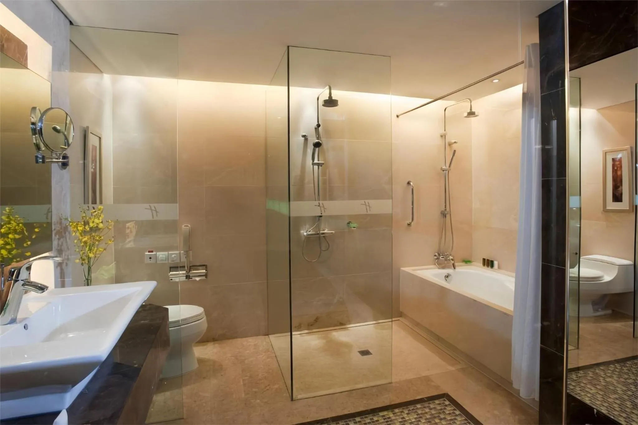 Photo of the whole room in Holiday Inn Shanghai Pudong Nanpu by IHG