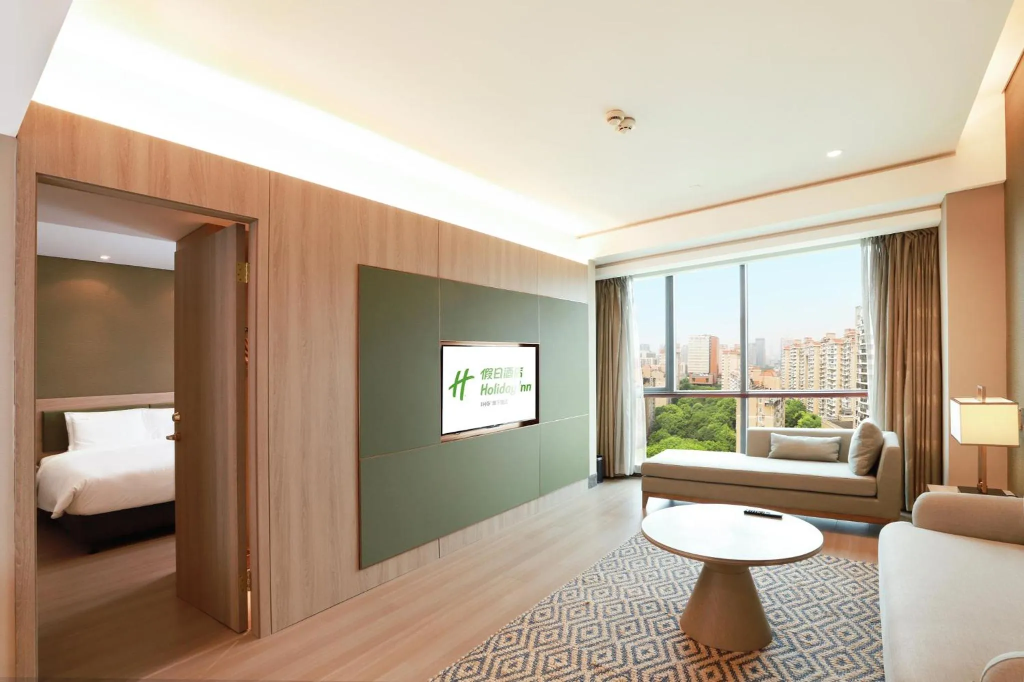 Photo of the whole room, Bed in Holiday Inn Shanghai Pudong Nanpu by IHG