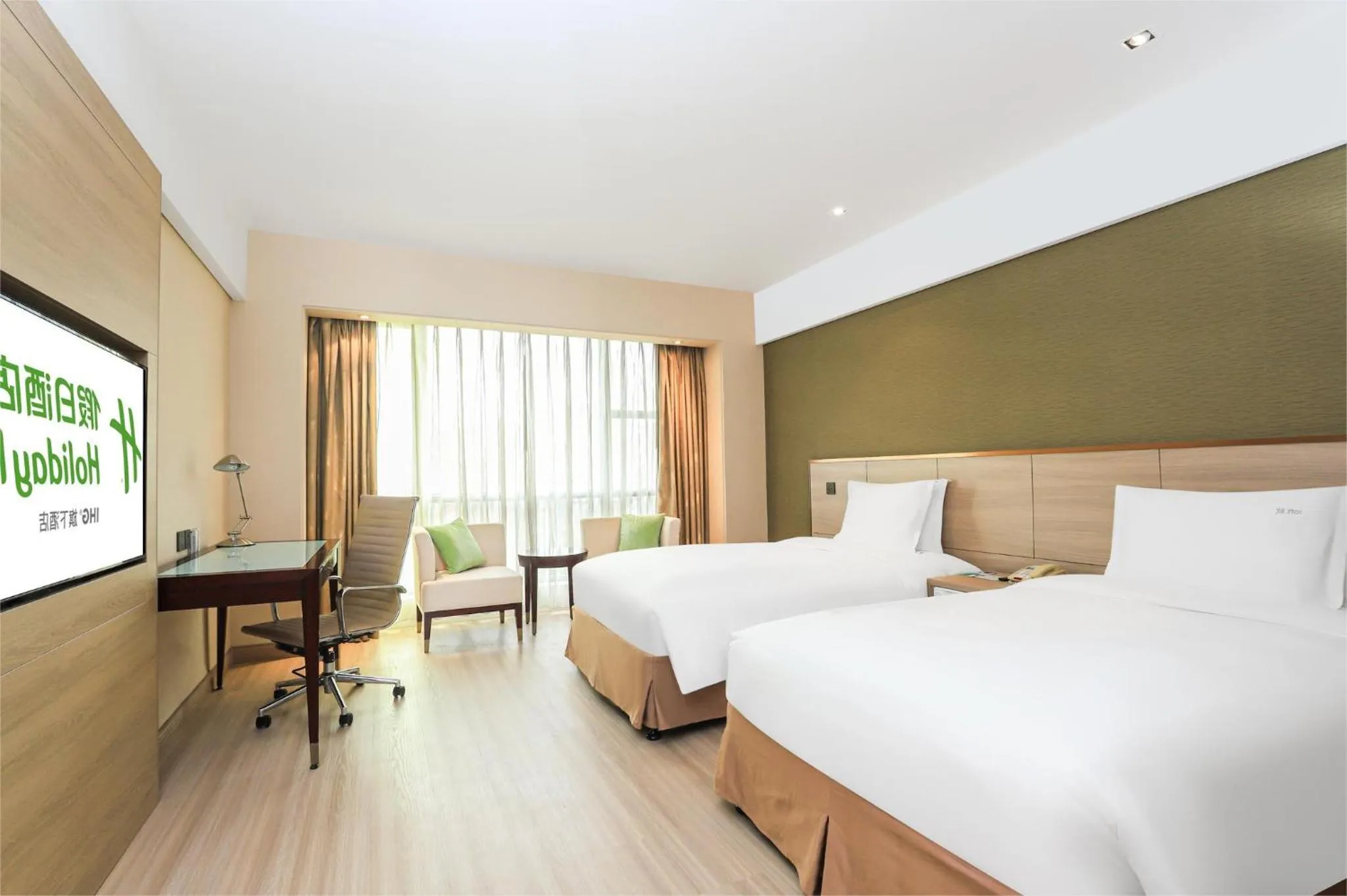 Photo of the whole room, Bed in Holiday Inn Shanghai Pudong Nanpu by IHG