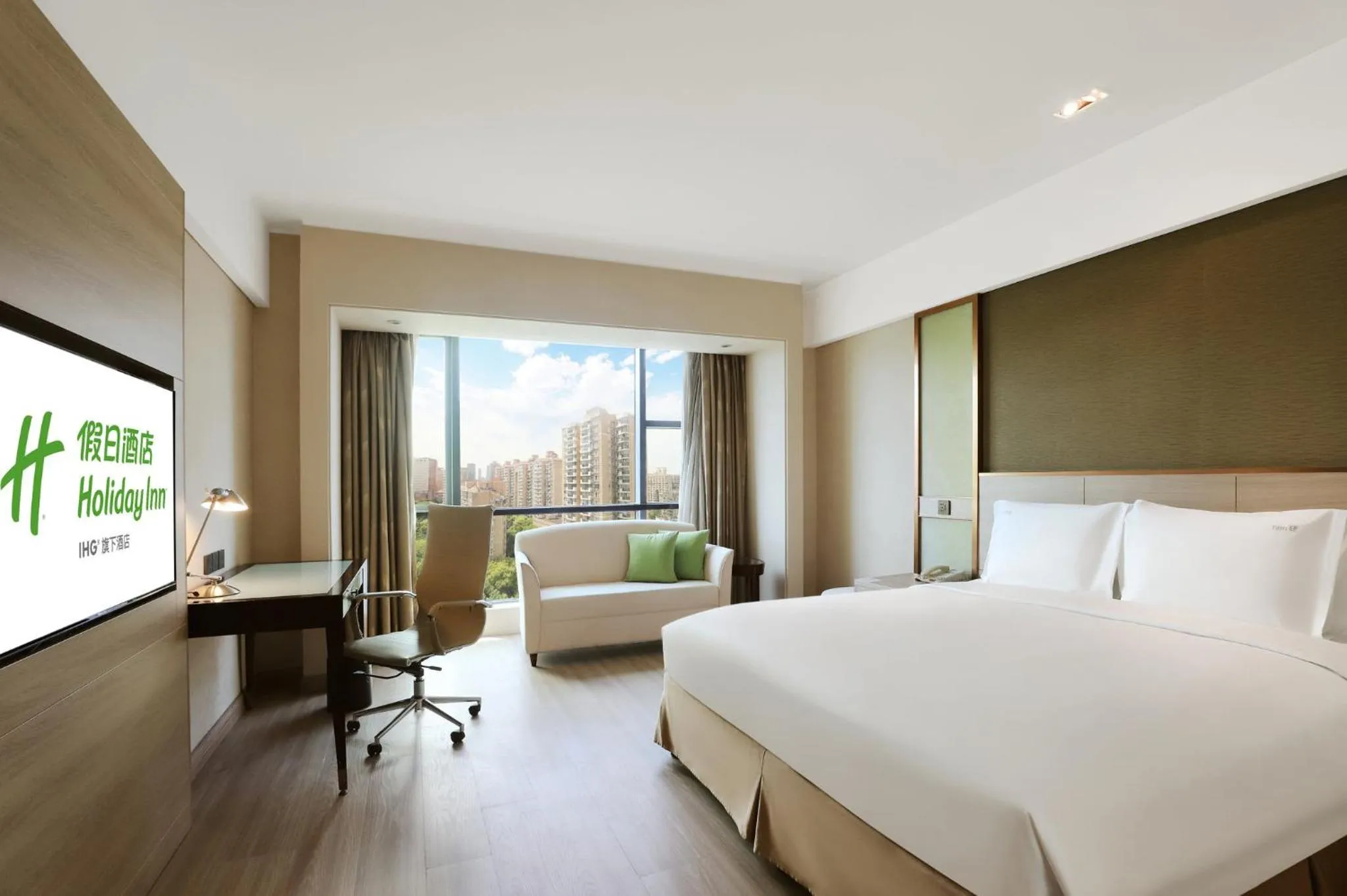 Photo of the whole room, Bed in Holiday Inn Shanghai Pudong Nanpu by IHG