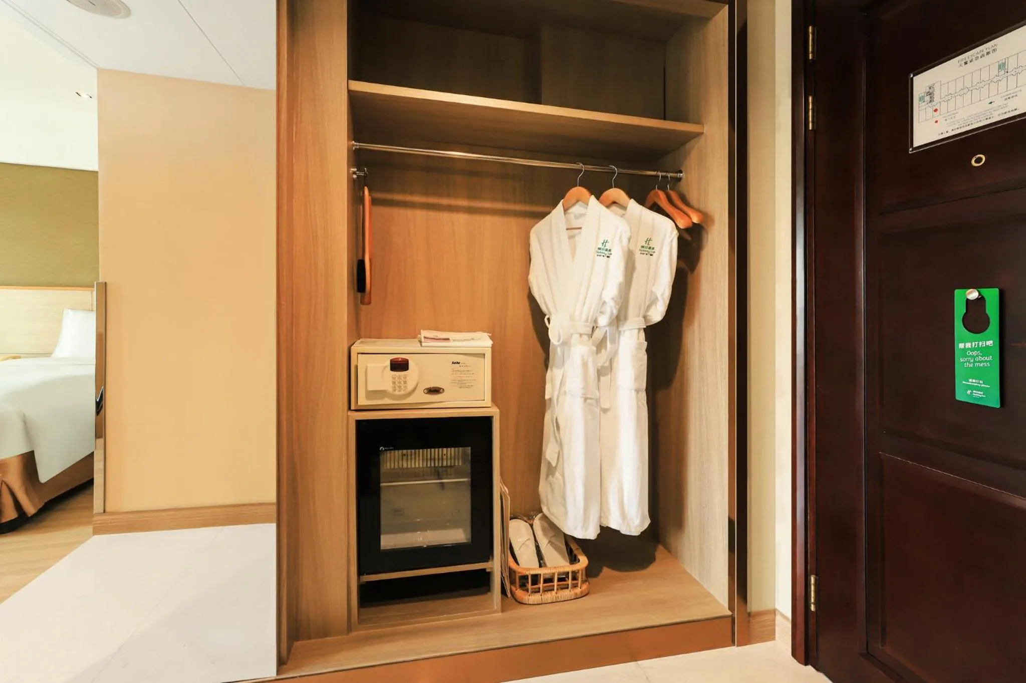 Photo of the whole room, Bed in Holiday Inn Shanghai Pudong Nanpu by IHG