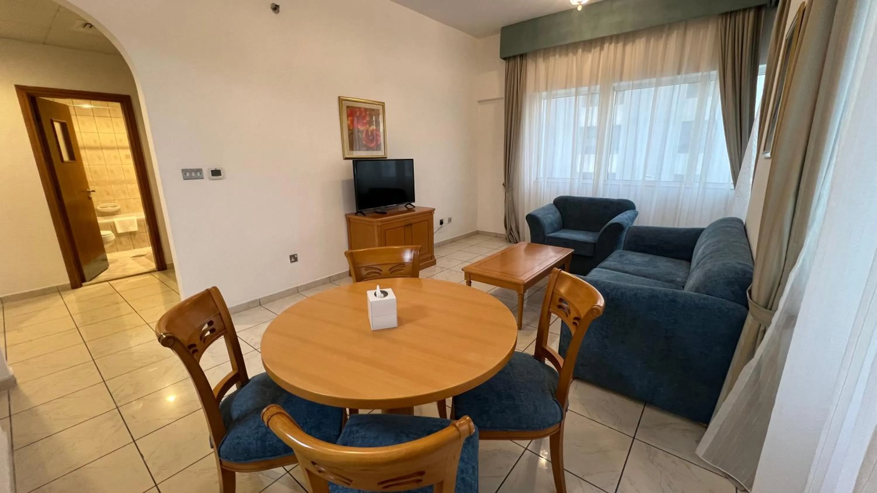 TV and multimedia in Uptown Hotel Apartments Abu Dhabi by Gewan