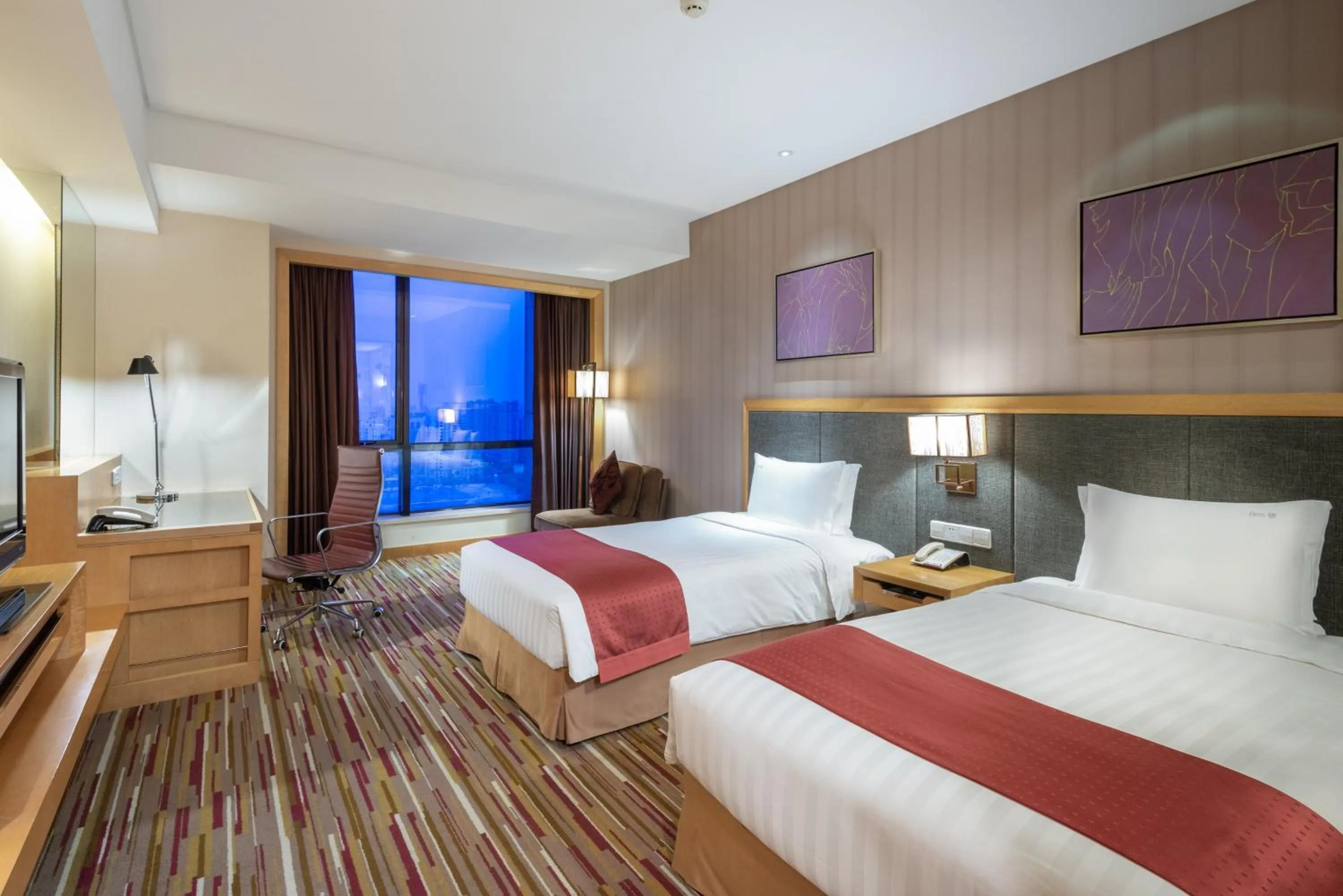 Photo of the whole room, Bed in Crowne Plaza Shanghai Jinxiu by IHG