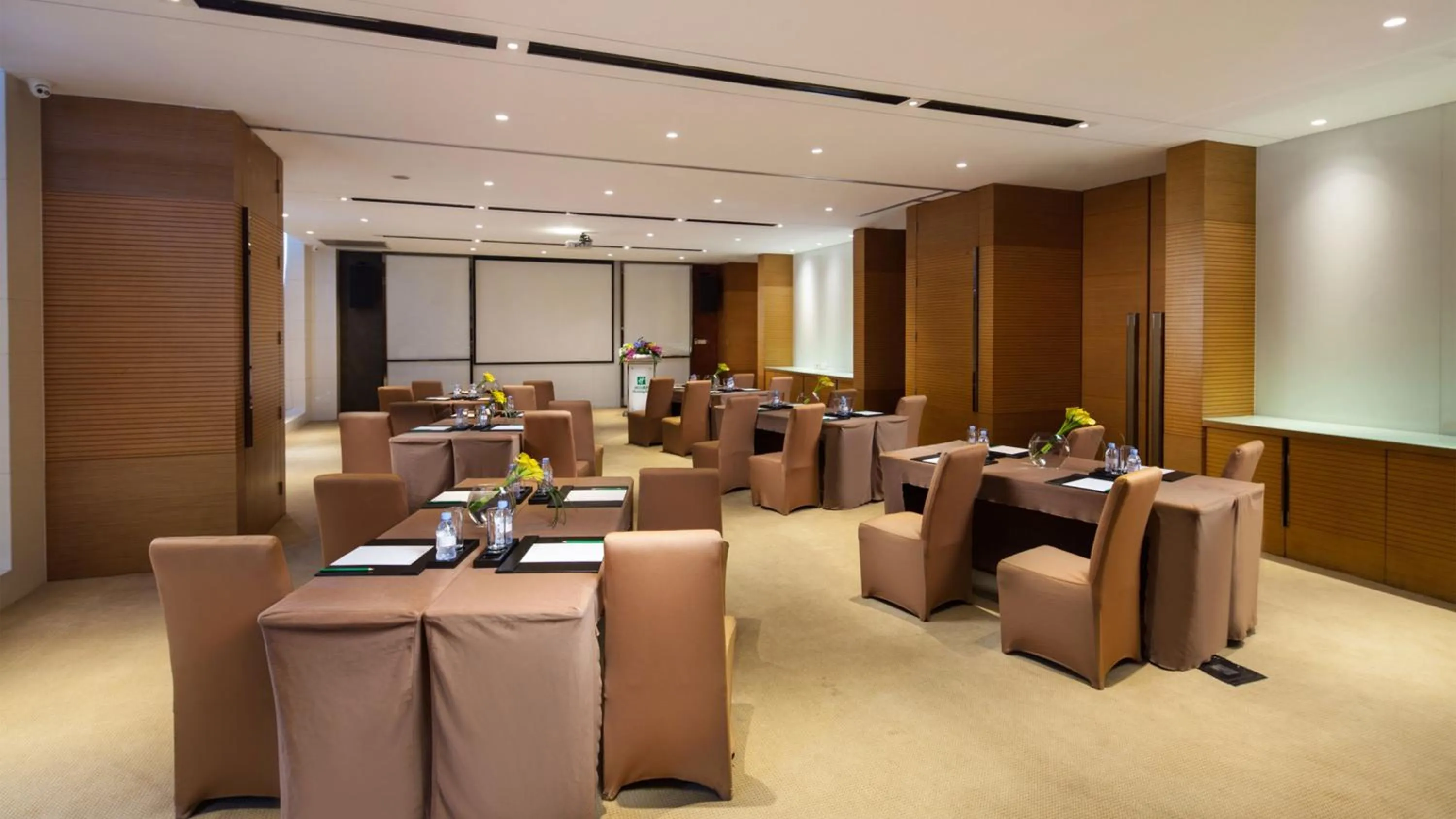Meeting/conference room in Crowne Plaza Shanghai Jinxiu by IHG