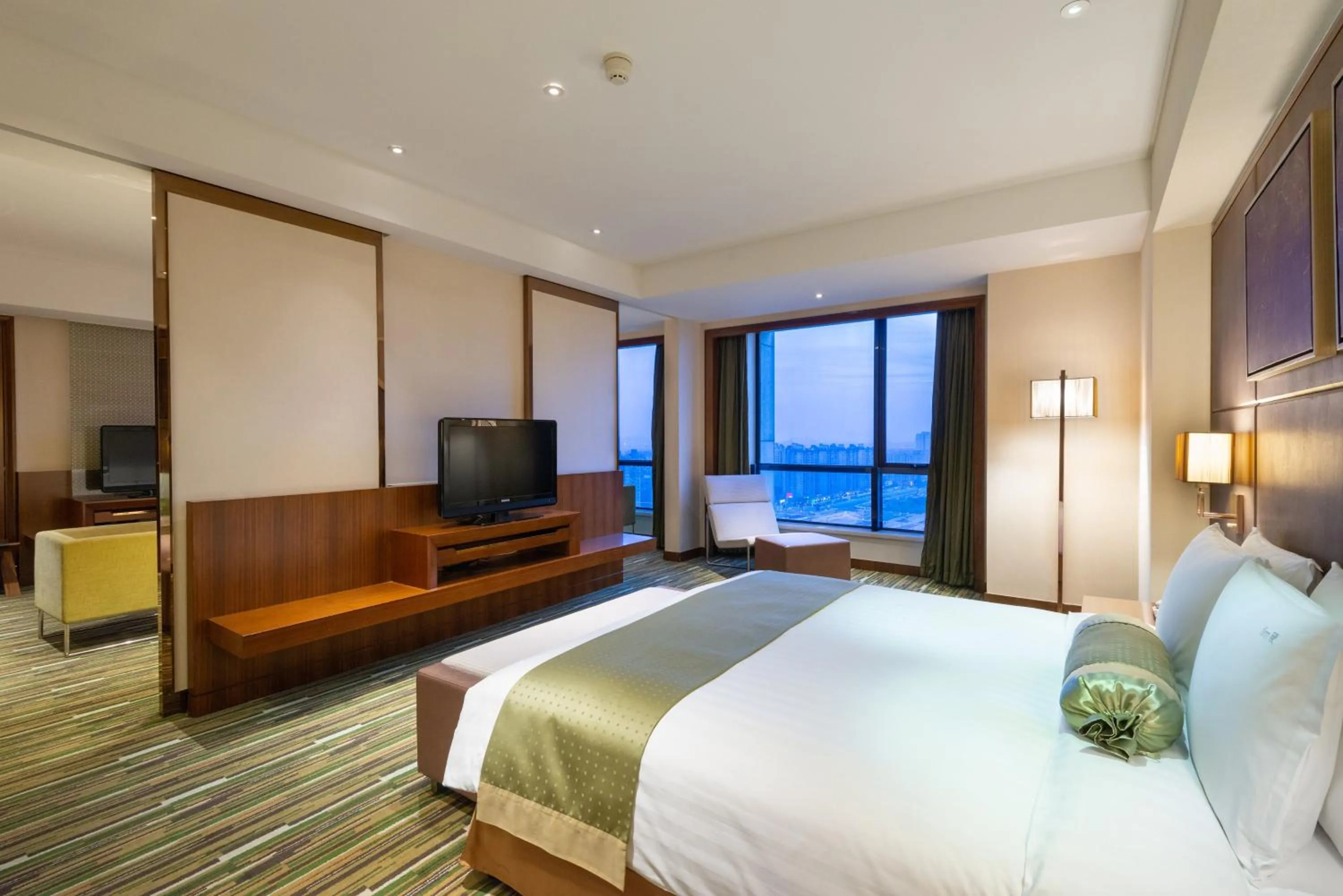 Photo of the whole room, Bed in Crowne Plaza Shanghai Jinxiu by IHG