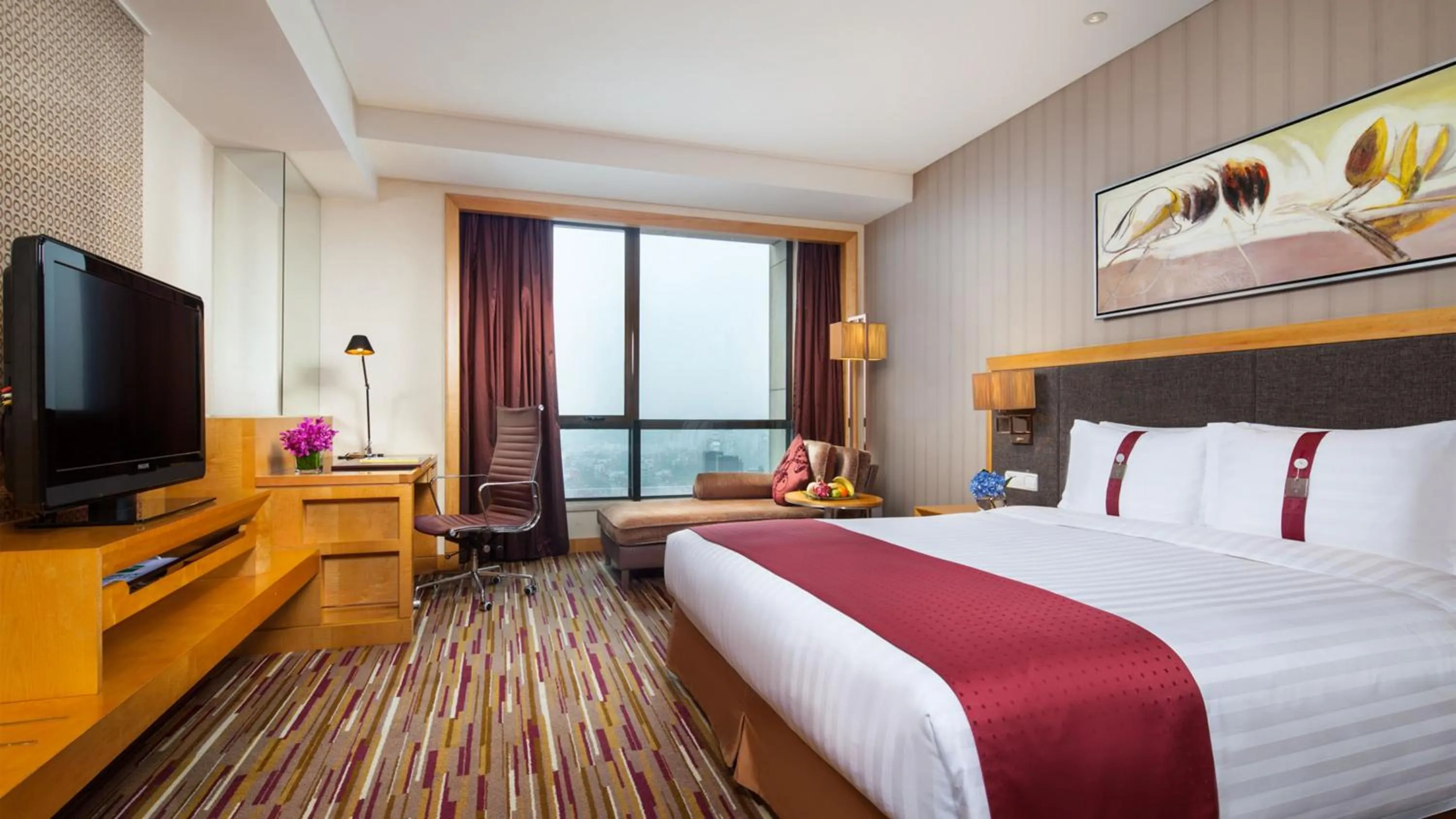 Photo of the whole room, Bed in Crowne Plaza Shanghai Jinxiu by IHG