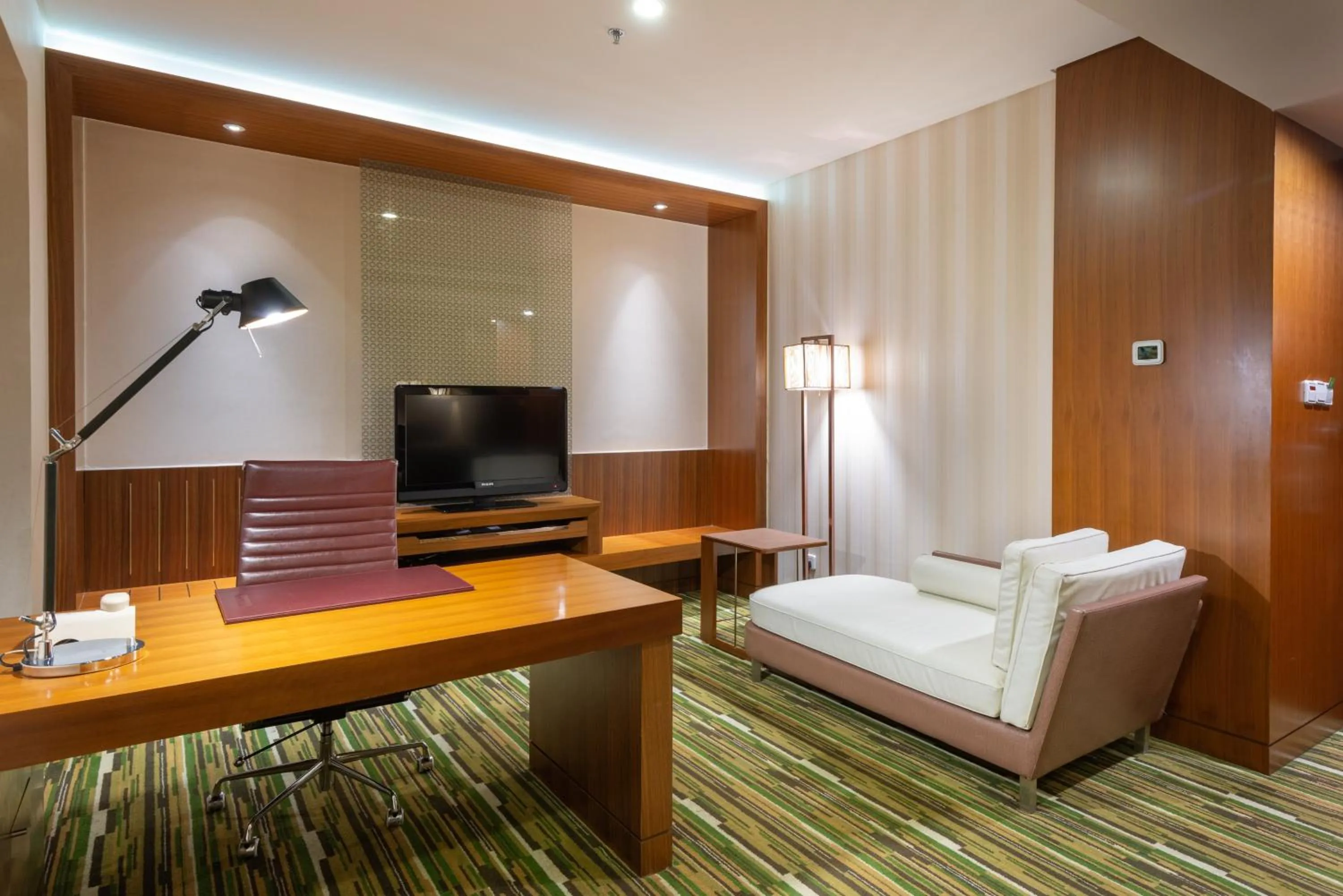 Photo of the whole room, Bed in Crowne Plaza Shanghai Jinxiu by IHG