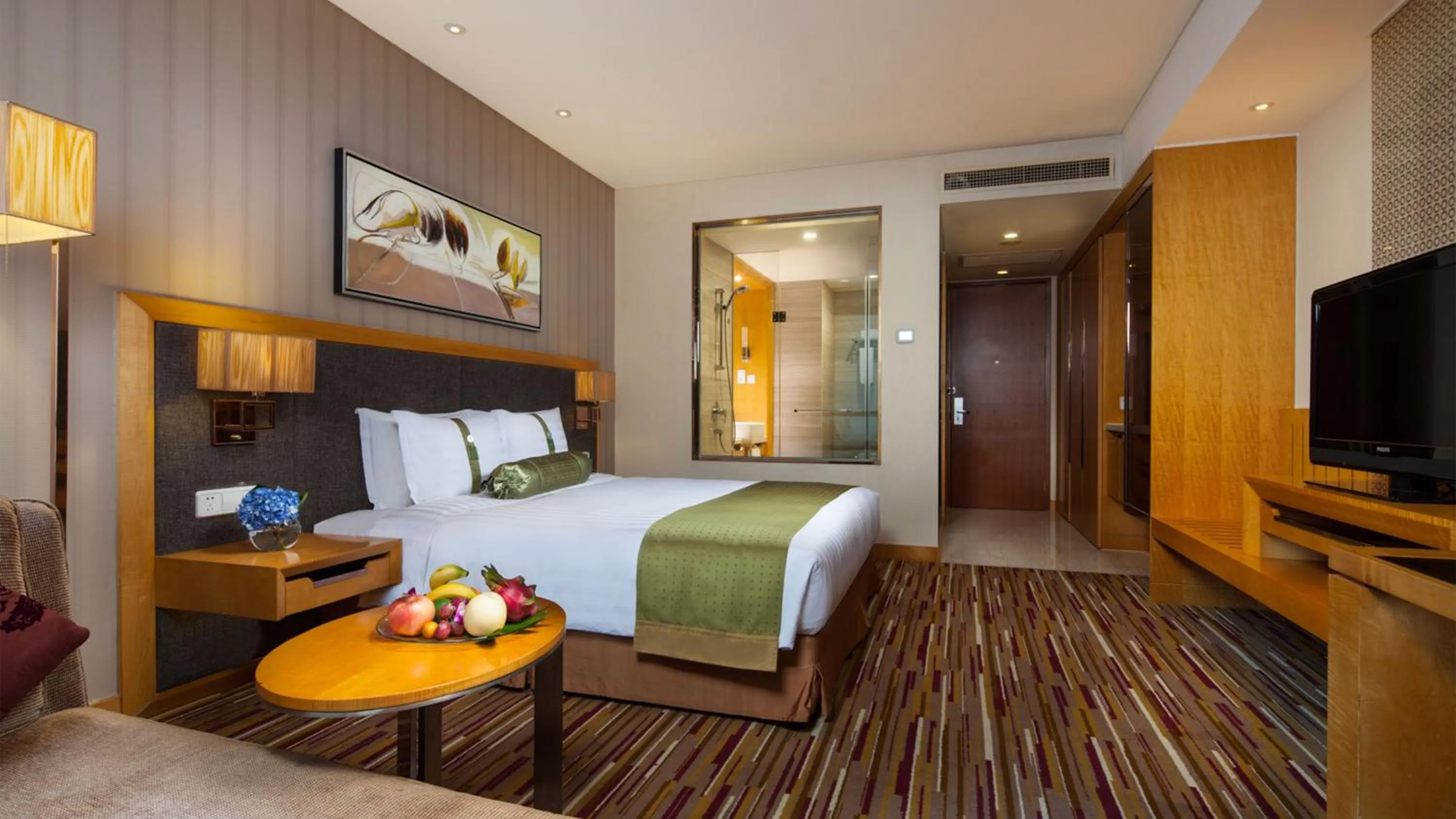 Photo of the whole room, Bed in Crowne Plaza Shanghai Jinxiu by IHG