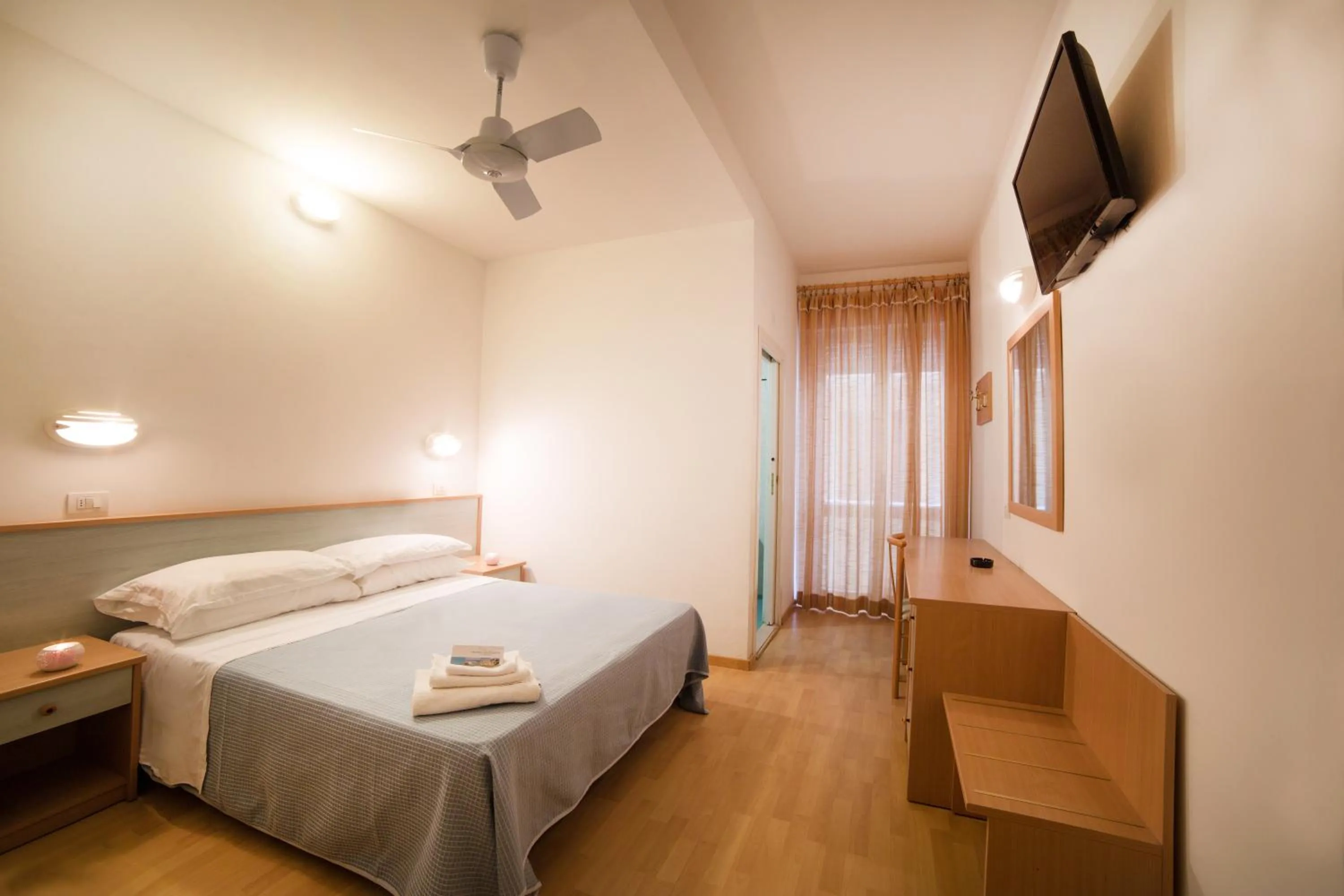 Bathroom, Bed in Hotel Augusta
