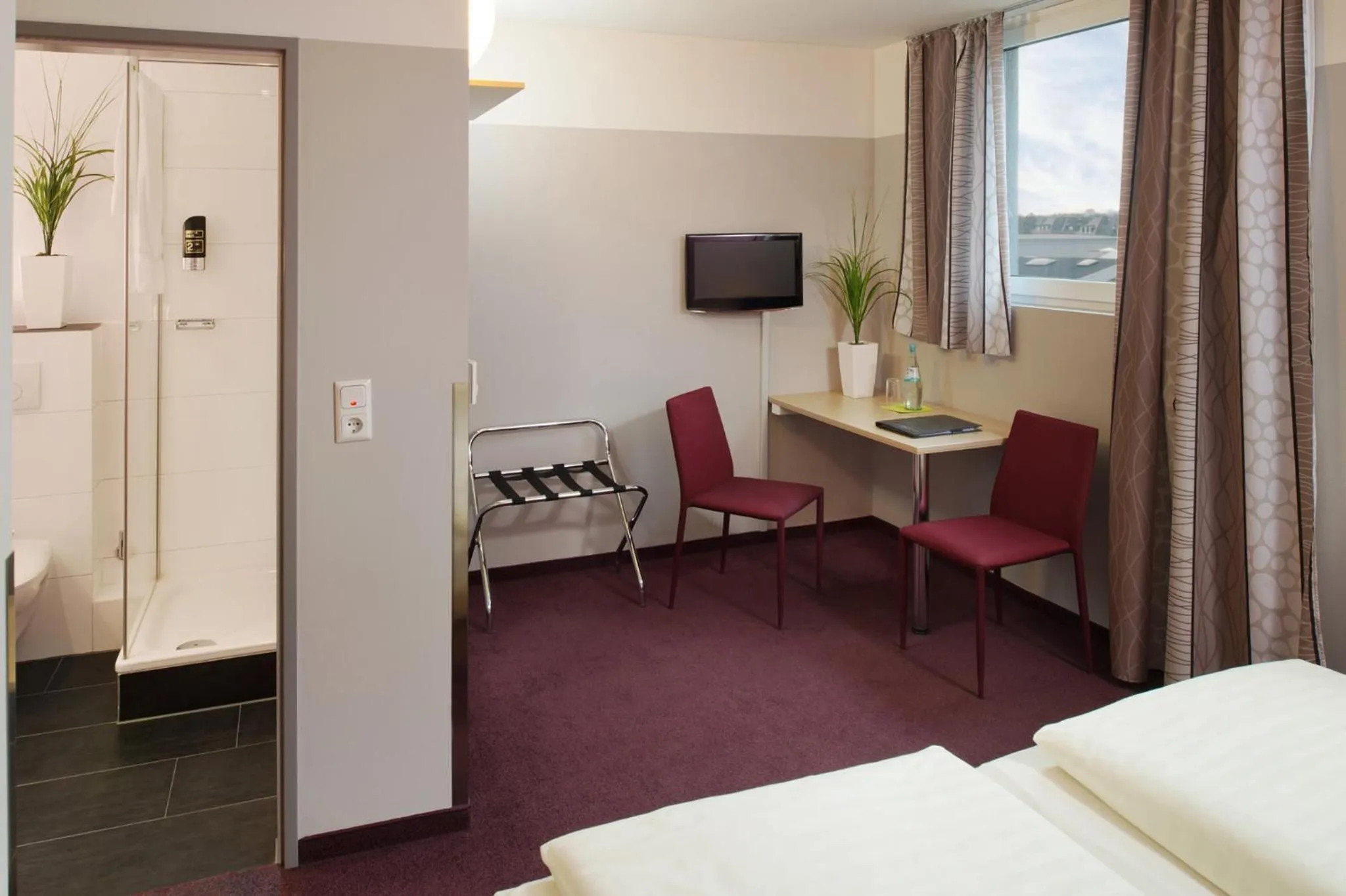 Seating area, Bed in Hotel Mainstation