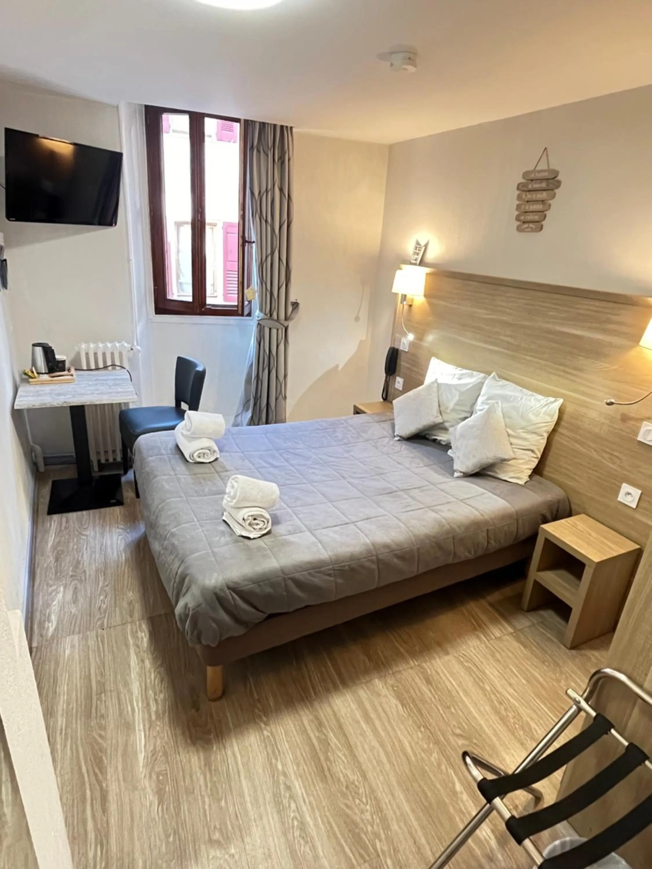 Bed in Hôtel Du Cheval Blanc Barcelonnette