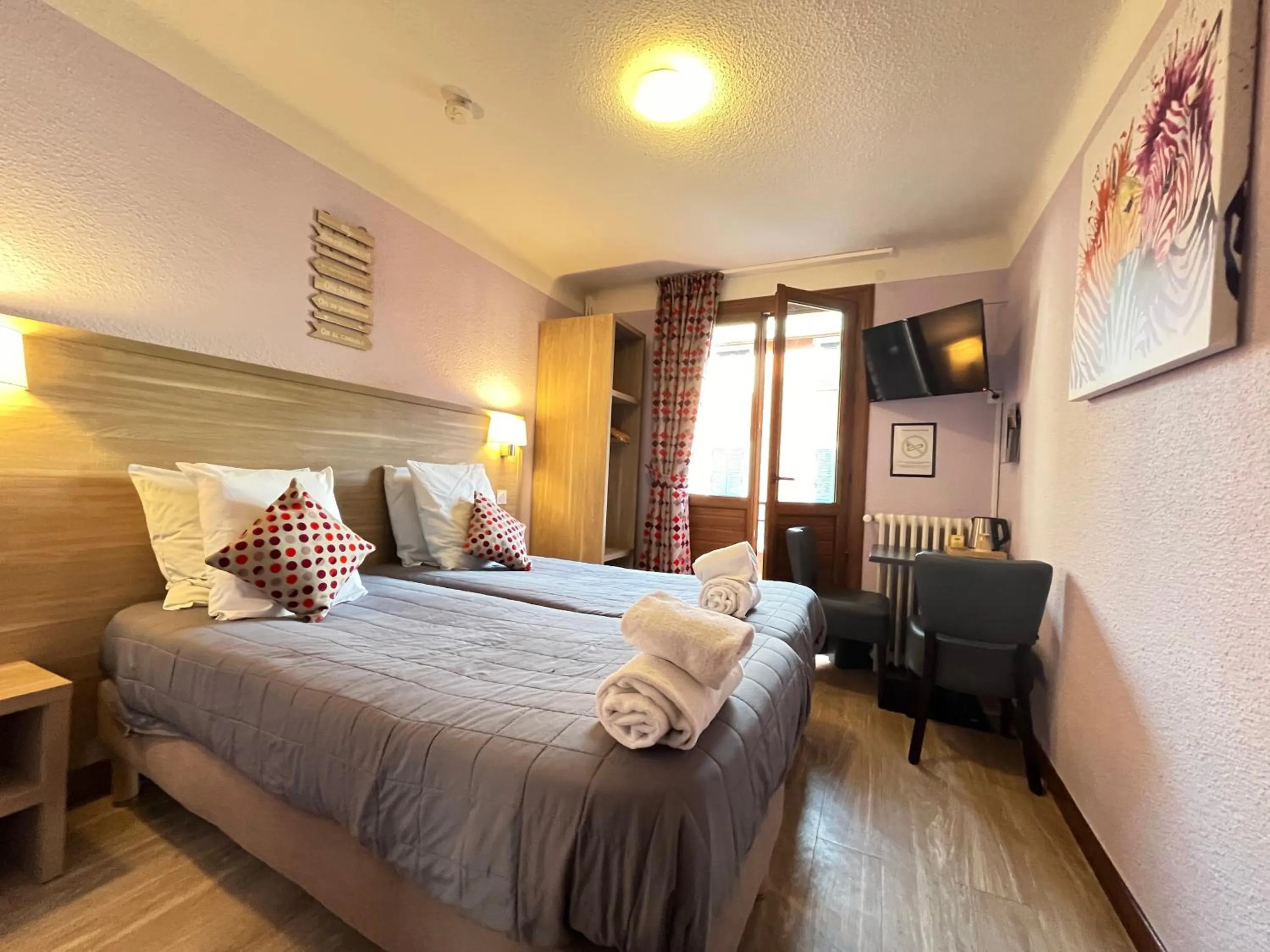 Bed in Hôtel Du Cheval Blanc Barcelonnette