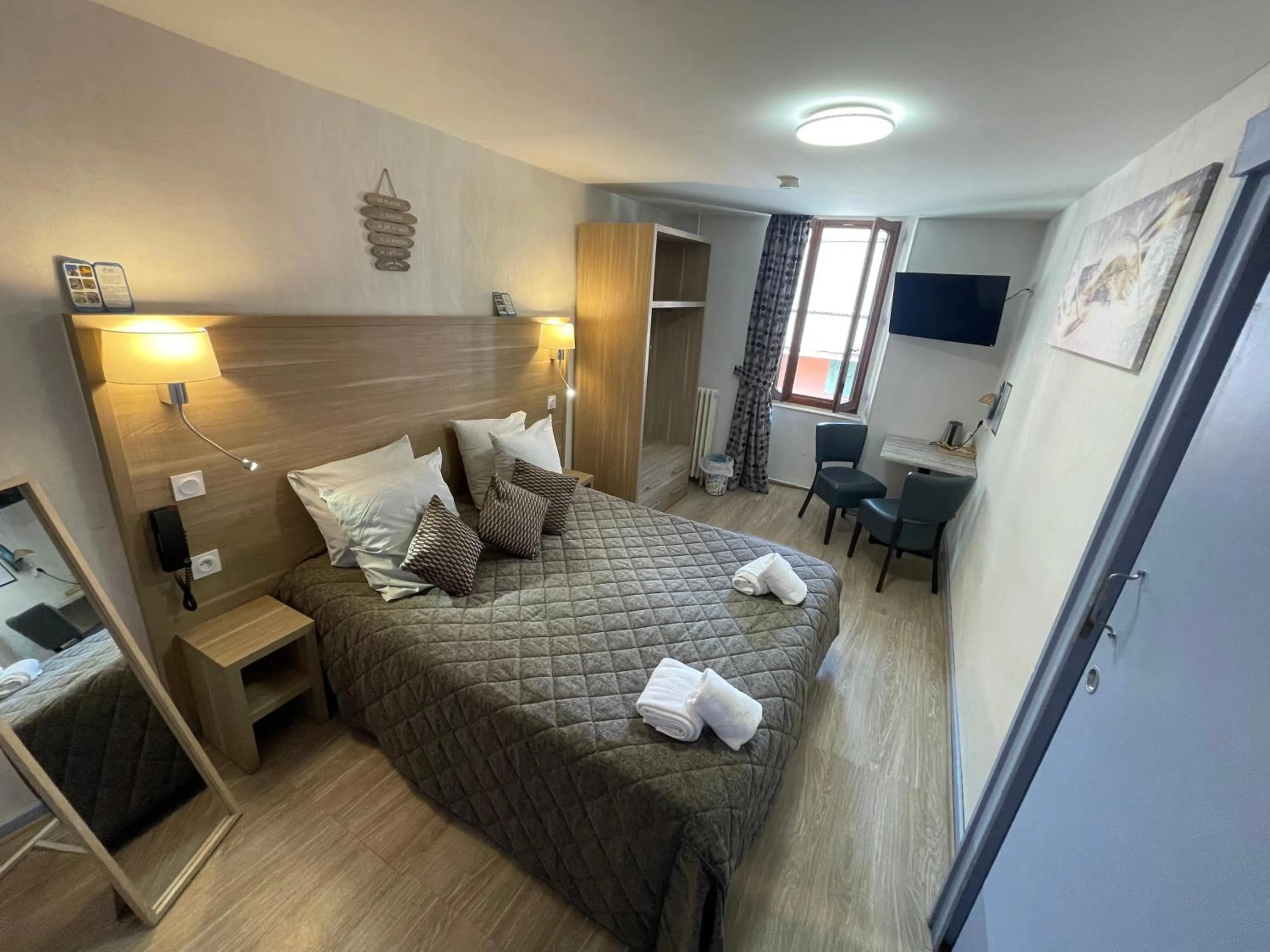 Bed in Hôtel Du Cheval Blanc Barcelonnette