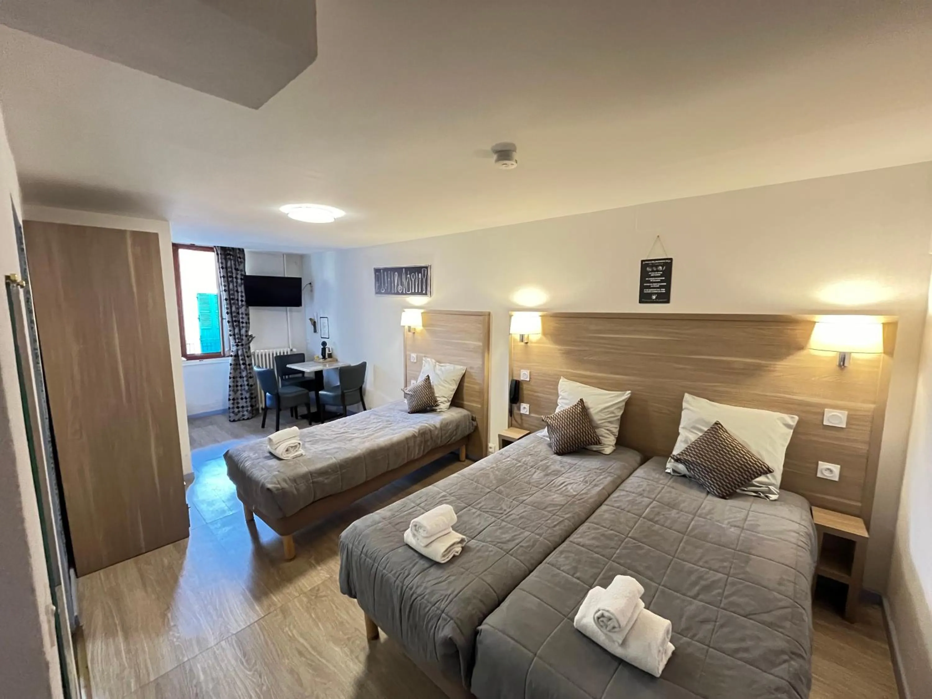 Bed in Hôtel Du Cheval Blanc Barcelonnette