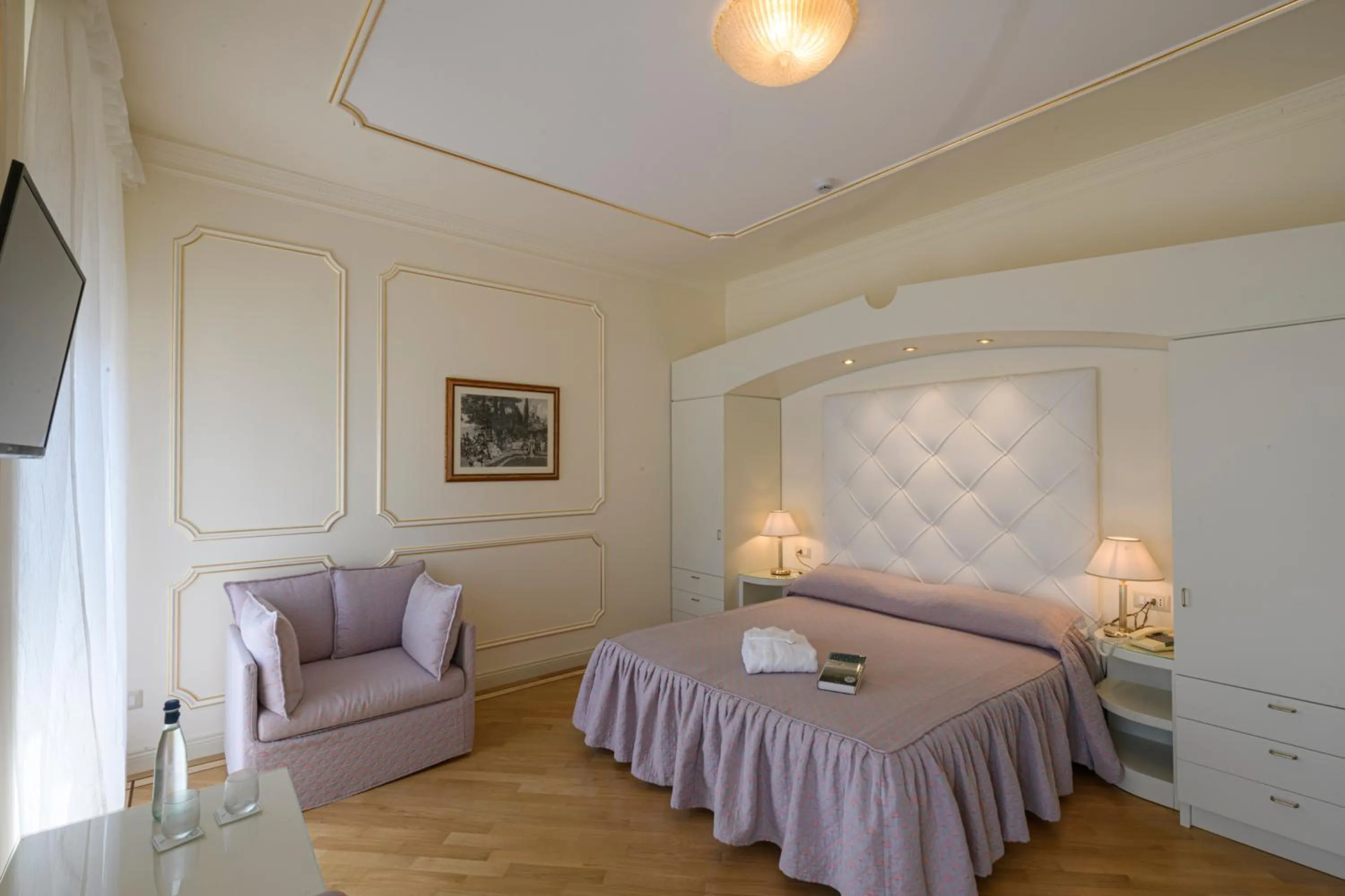 Garden view, Bed in Hotel Astoria