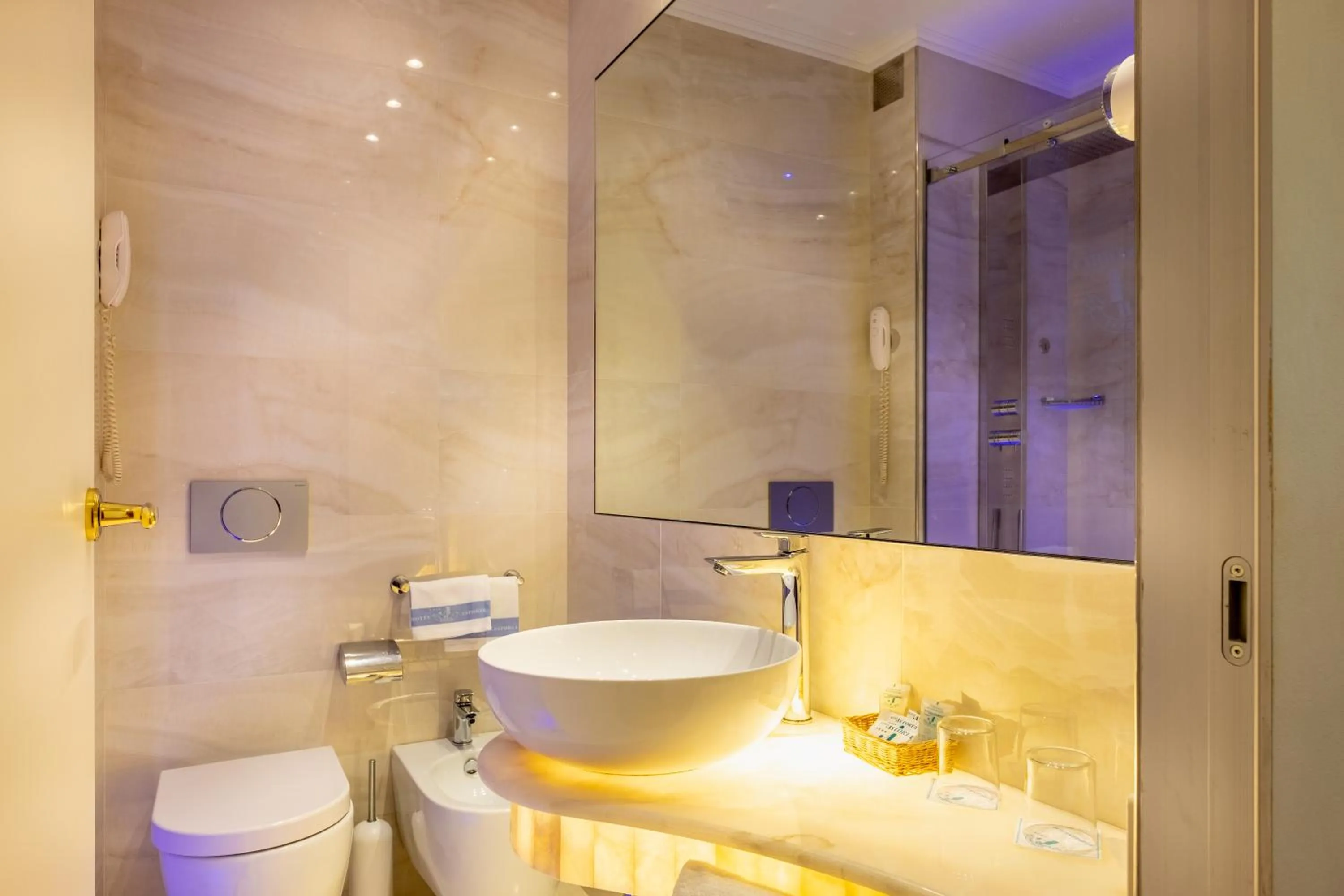 Bathroom in Hotel Astoria