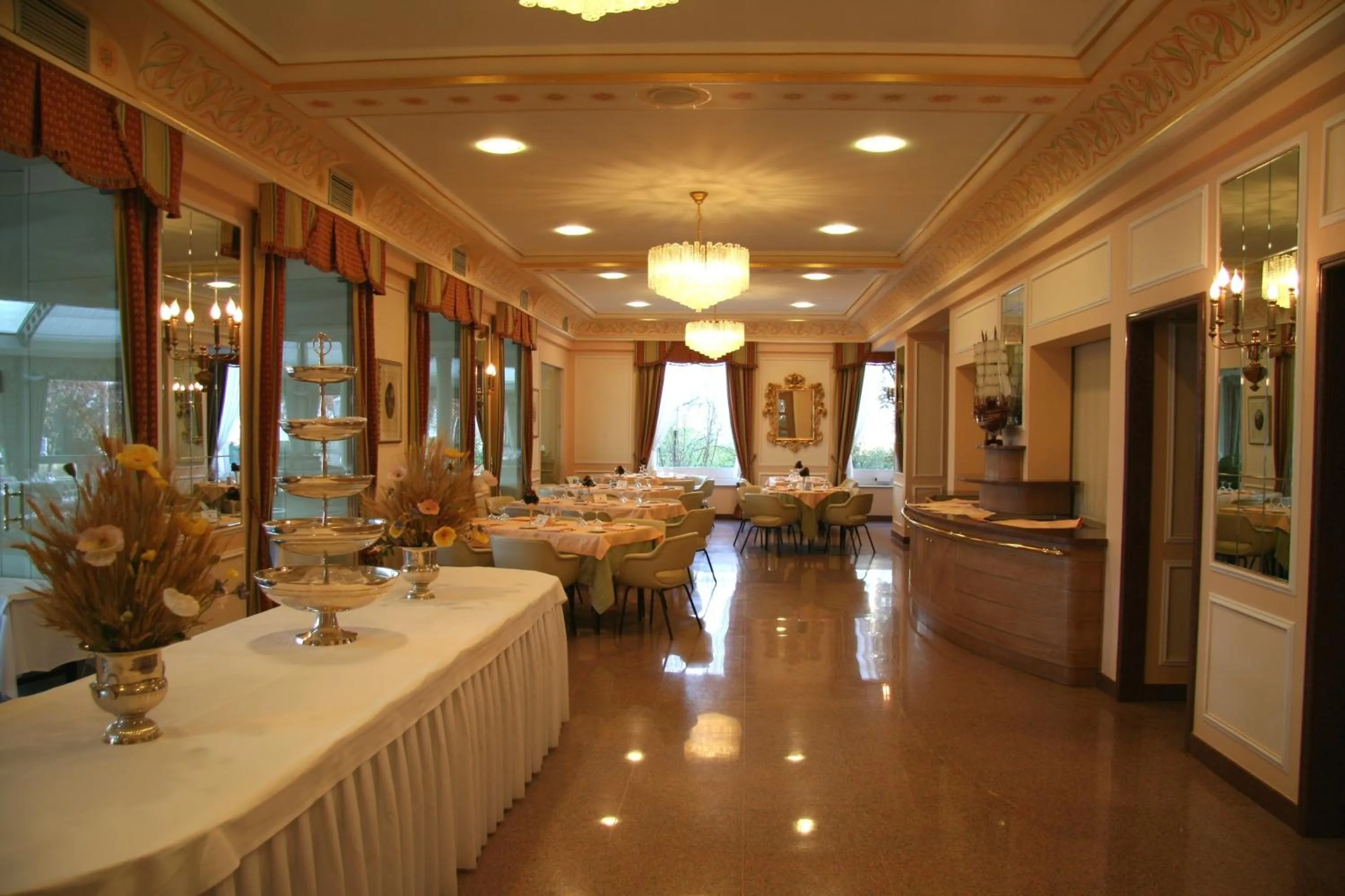 Restaurant/places to eat in Hotel Astoria