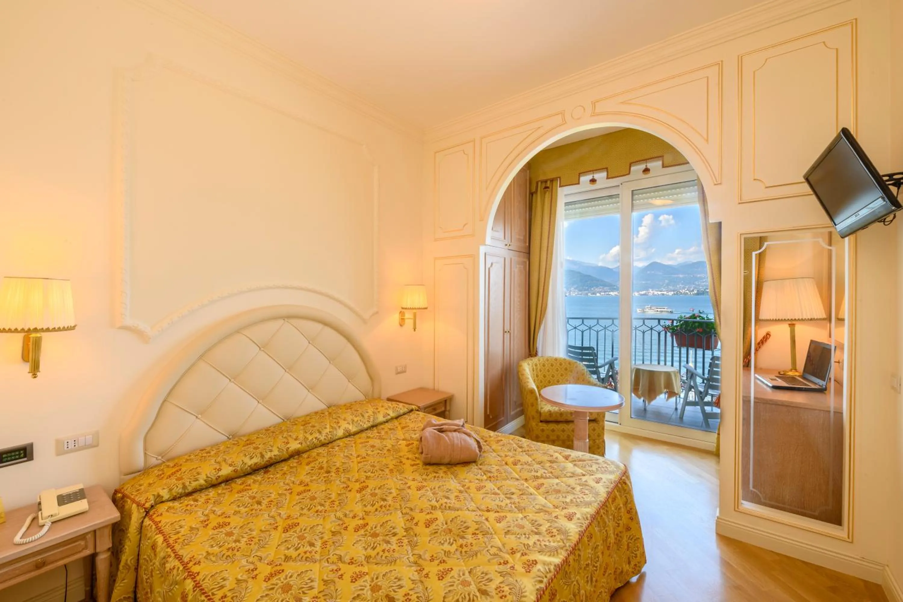 Evening entertainment, Bed in Hotel Astoria