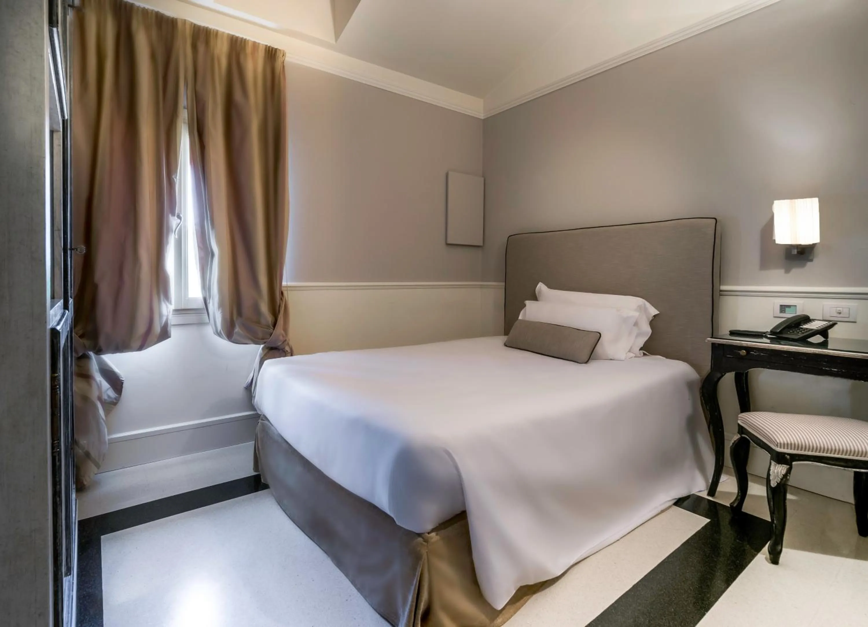 Photo of the whole room, Bed in Relais Villa Valfiore