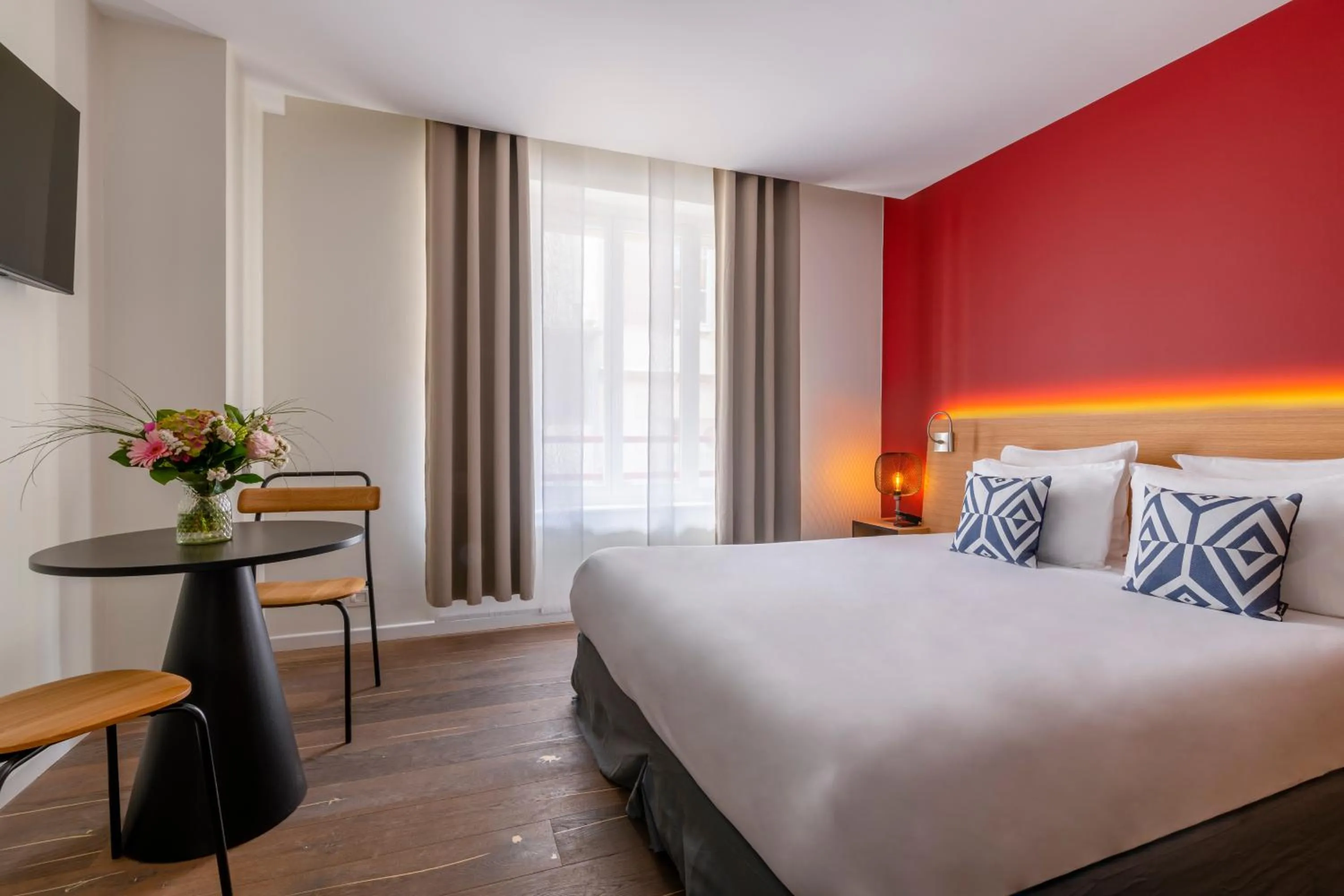 Photo of the whole room, Bed in Hotel Villa Koegui Biarritz