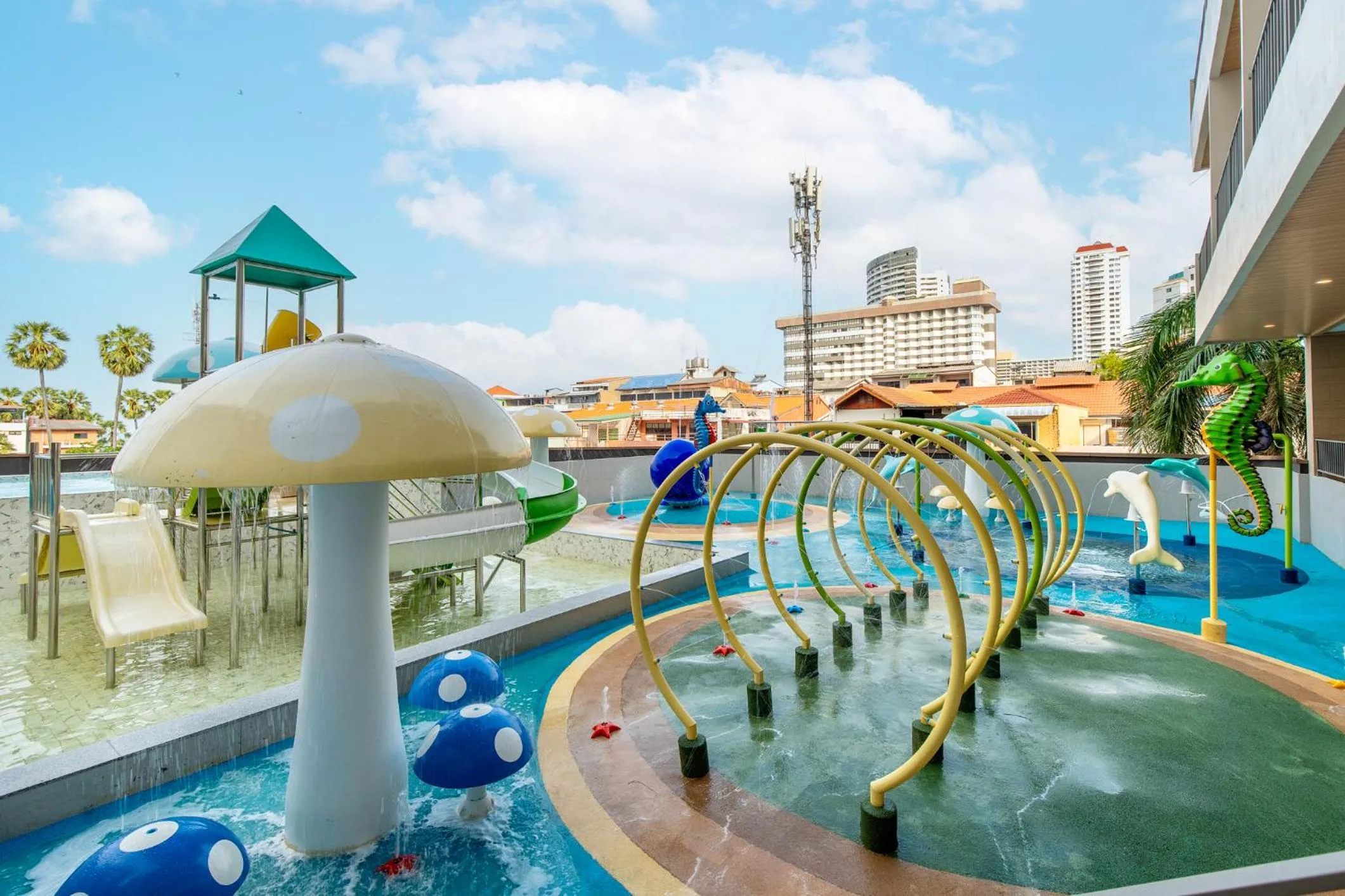 Swimming pool in Jomtien Thani Hotel