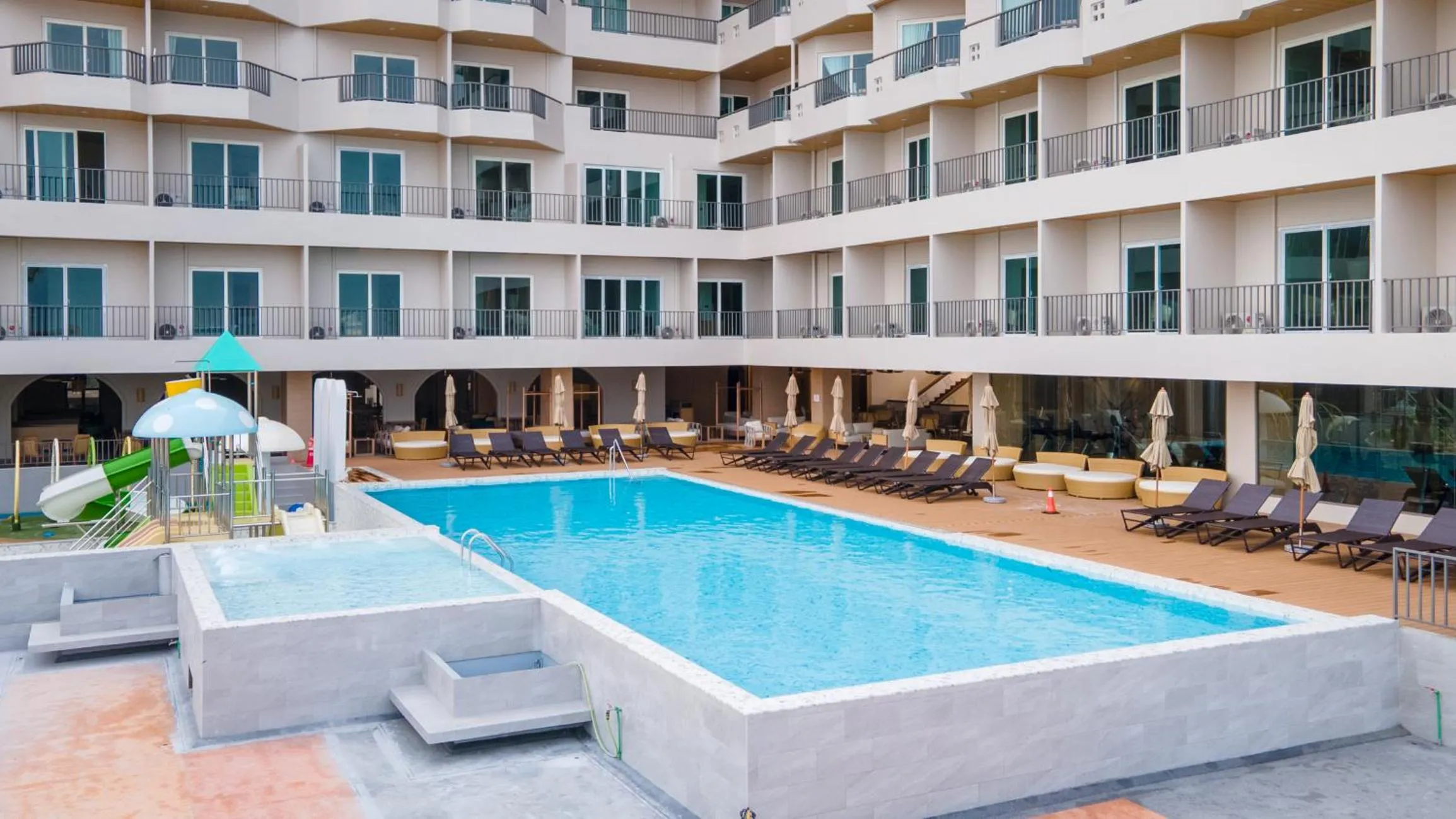 Pool view in Jomtien Thani Hotel