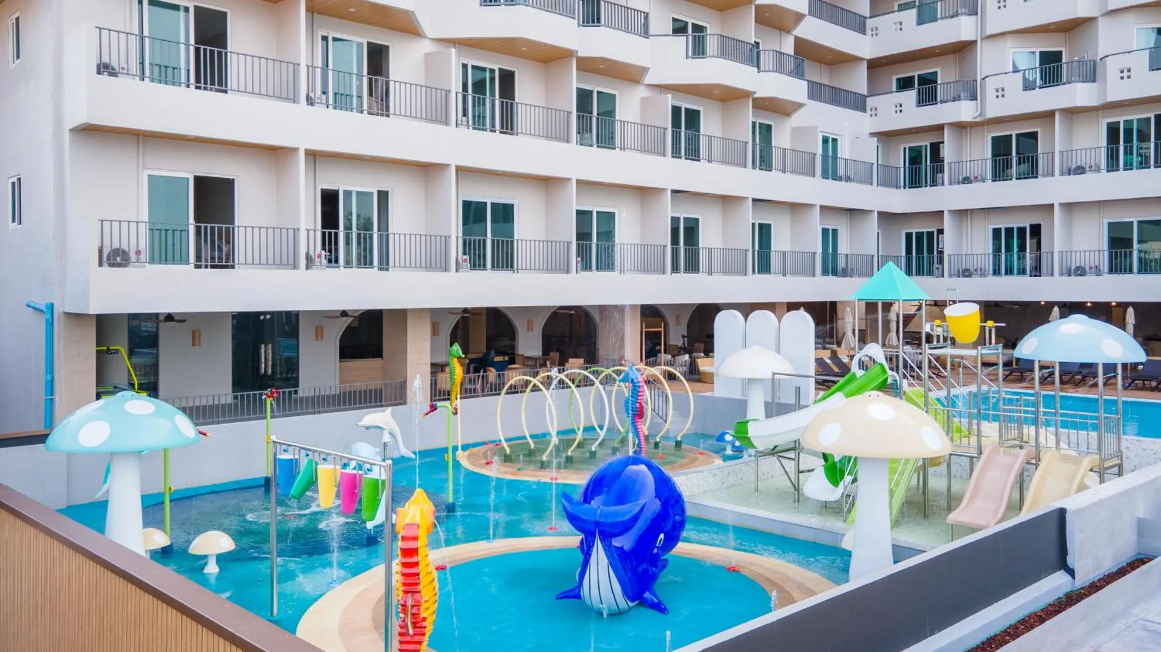 Swimming pool in Jomtien Thani Hotel