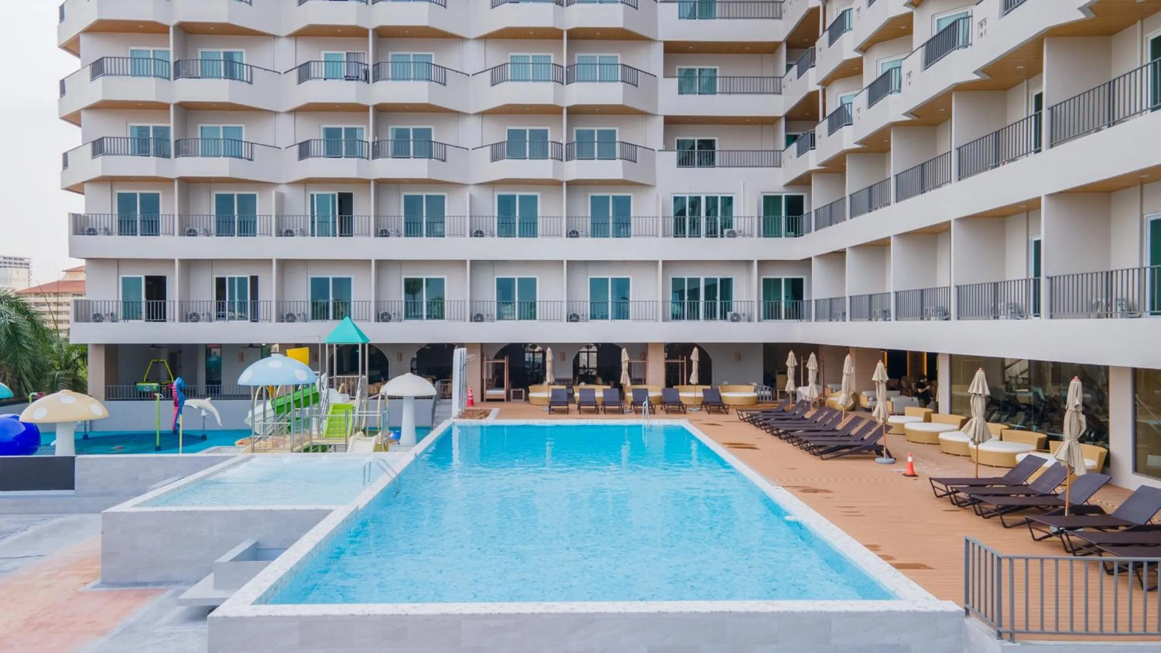 Swimming pool in Jomtien Thani Hotel