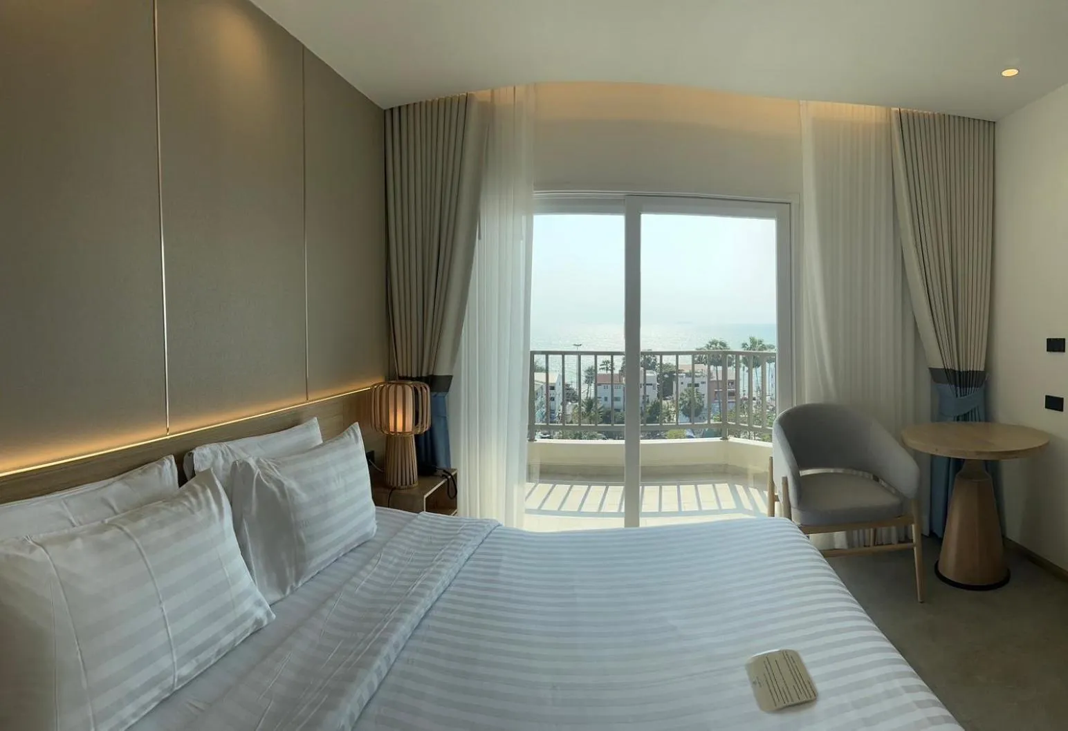 Bedroom, Bed in Jomtien Thani Hotel