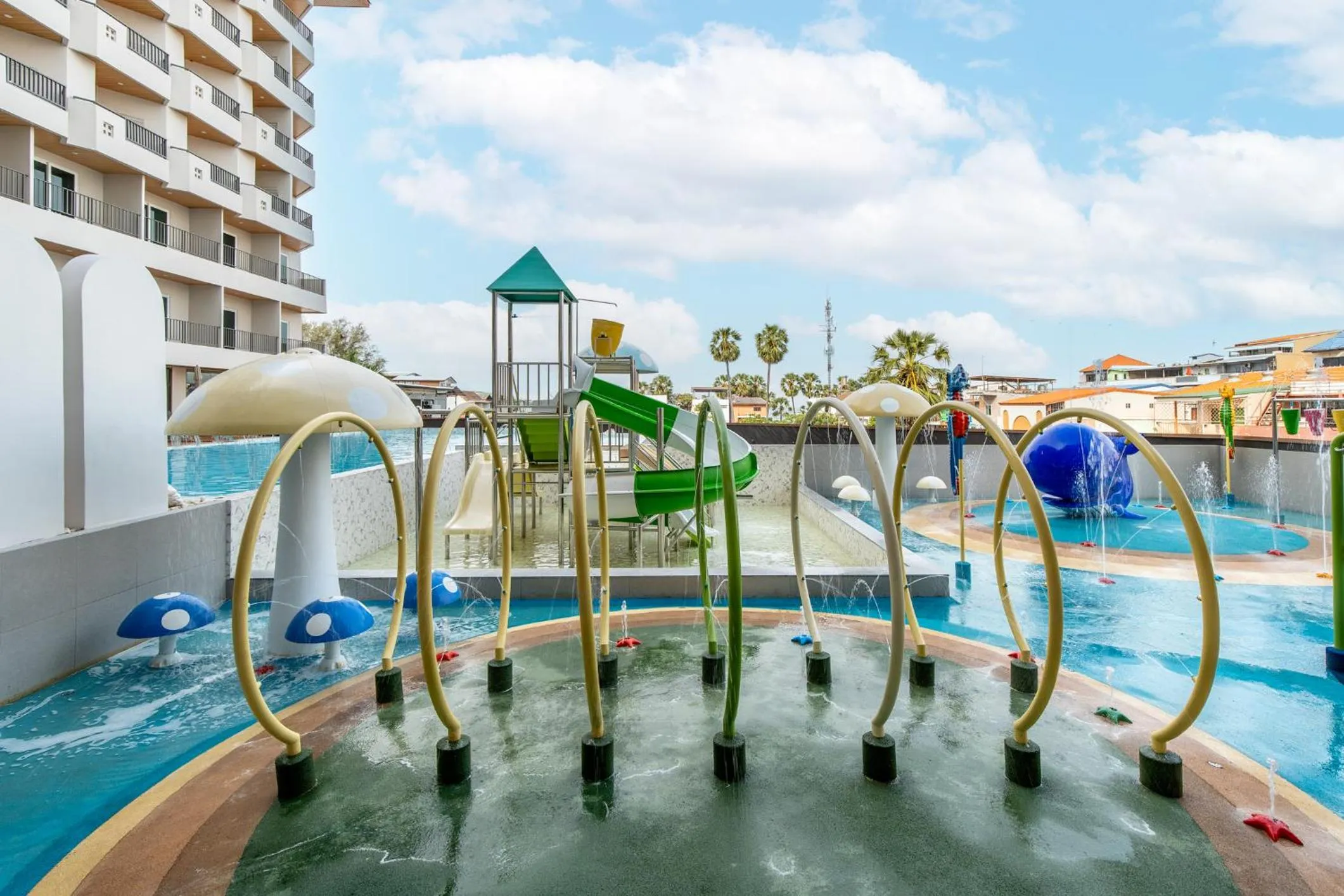 Swimming pool in Jomtien Thani Hotel