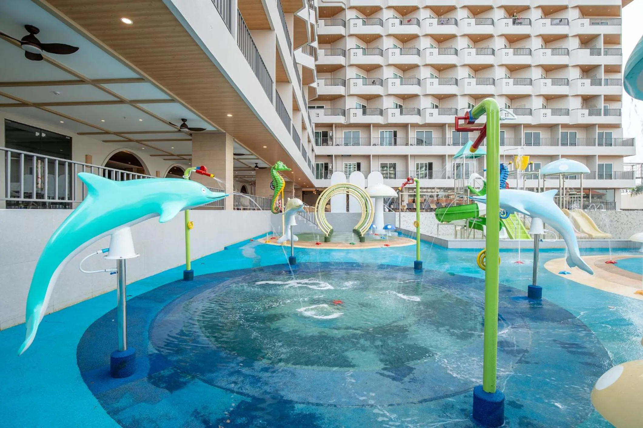 Swimming pool in Jomtien Thani Hotel